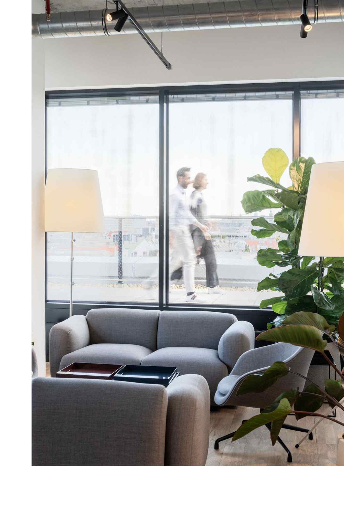 Loungebereich mit Pflanzenwand.