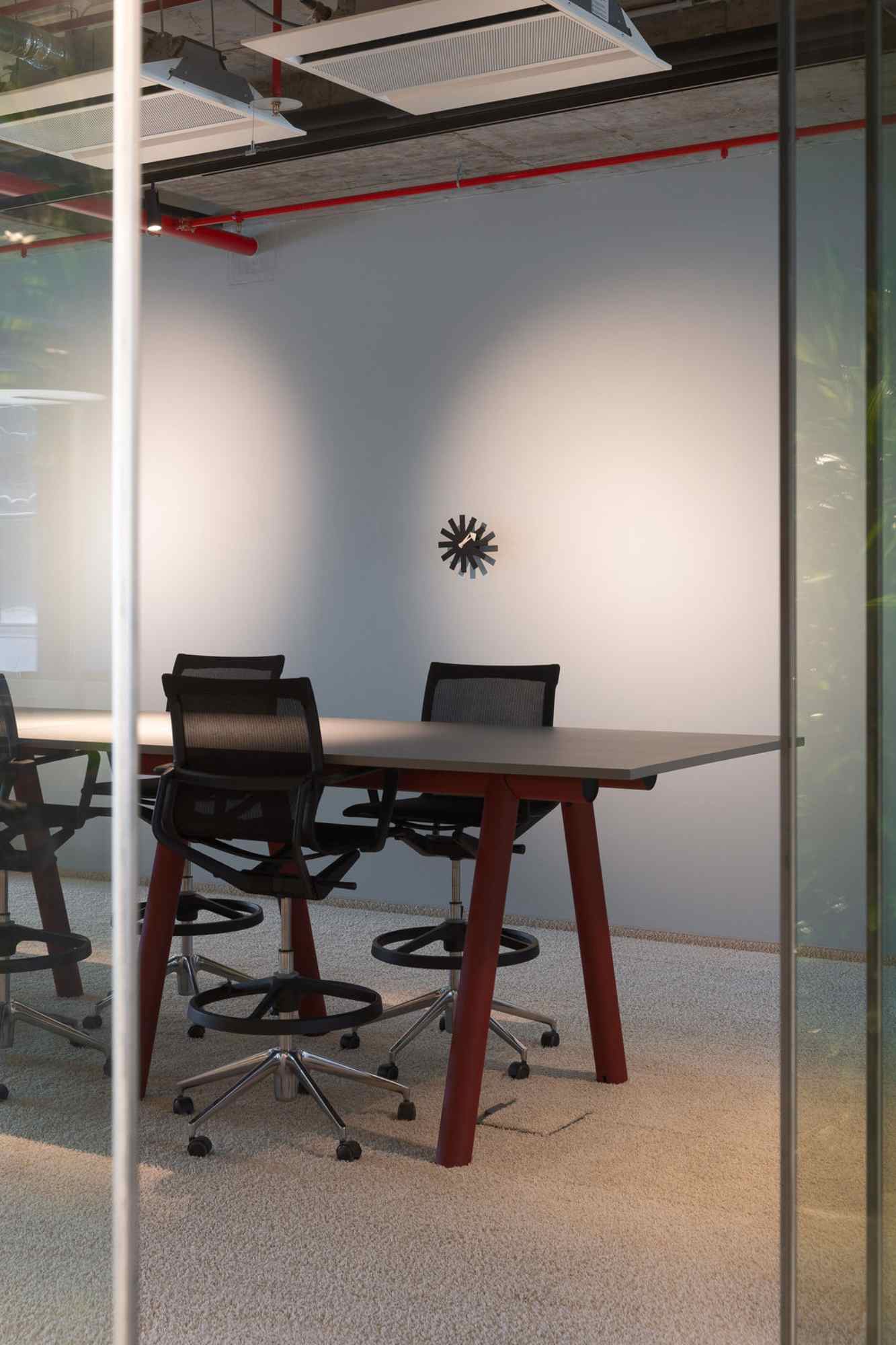 Kleiner Besprechungsraum mit Glastür.