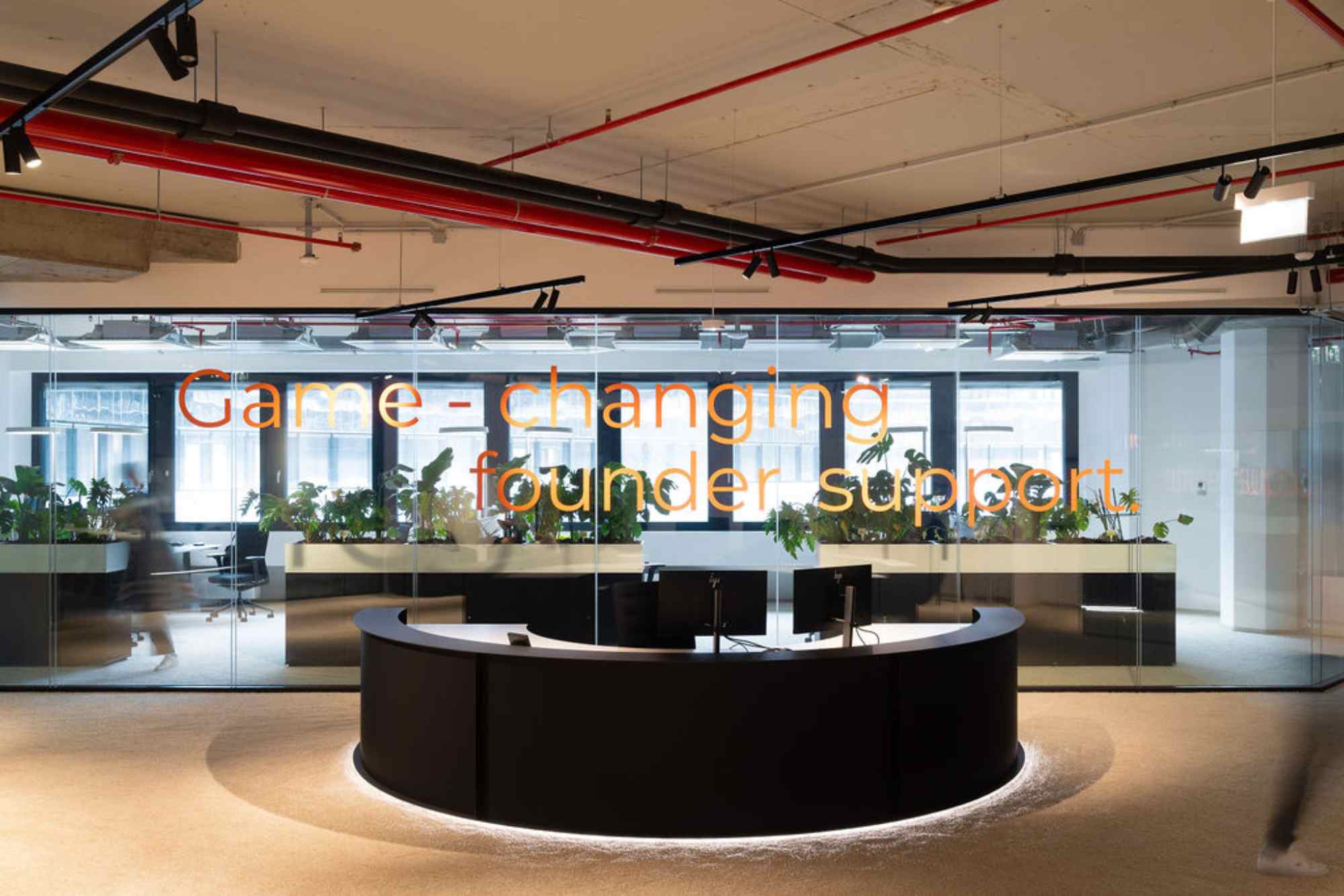 Großer Meetingbereich mit runden Tischen.