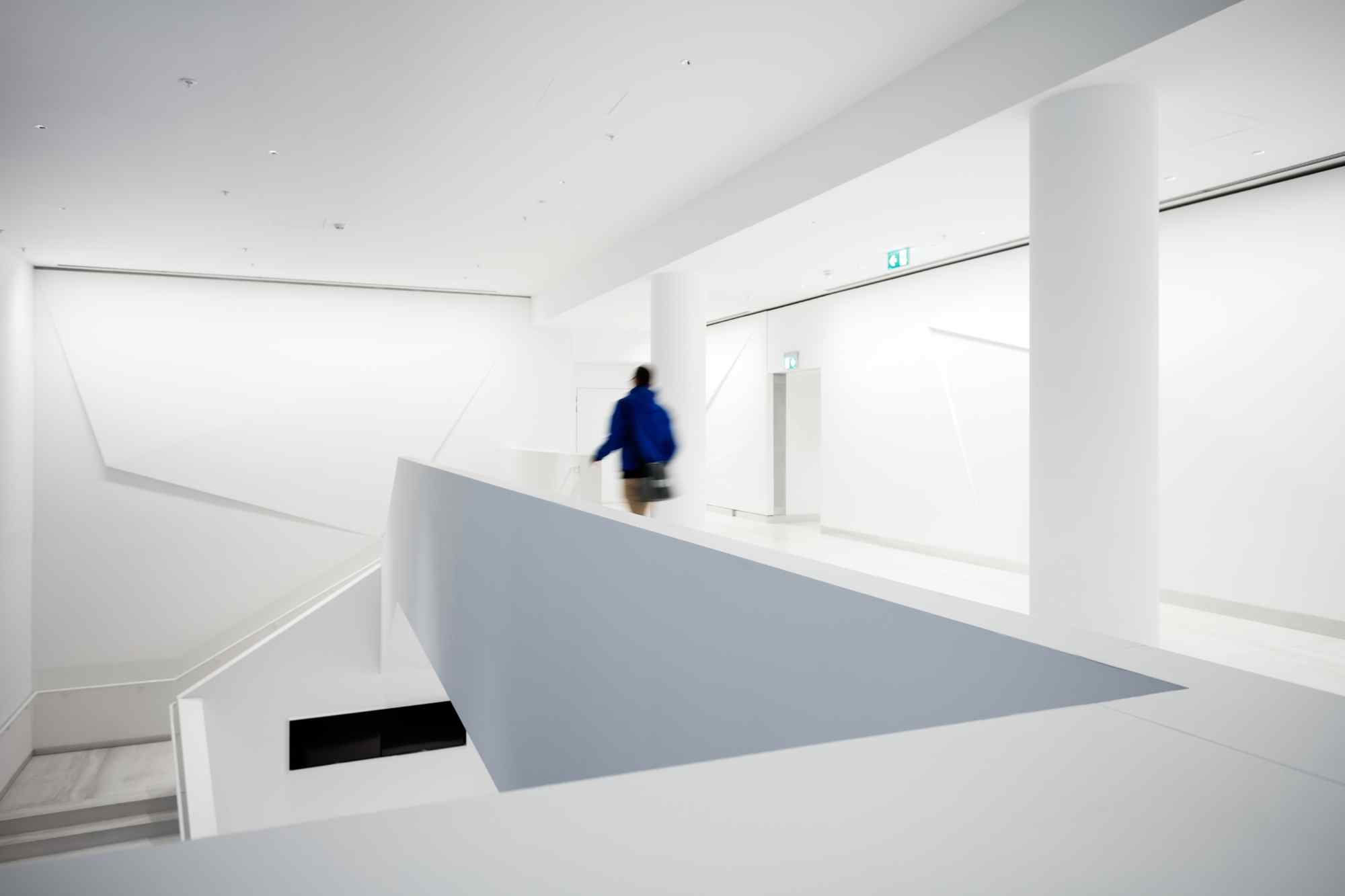 Weiße Treppe mit minimalistischem Design.