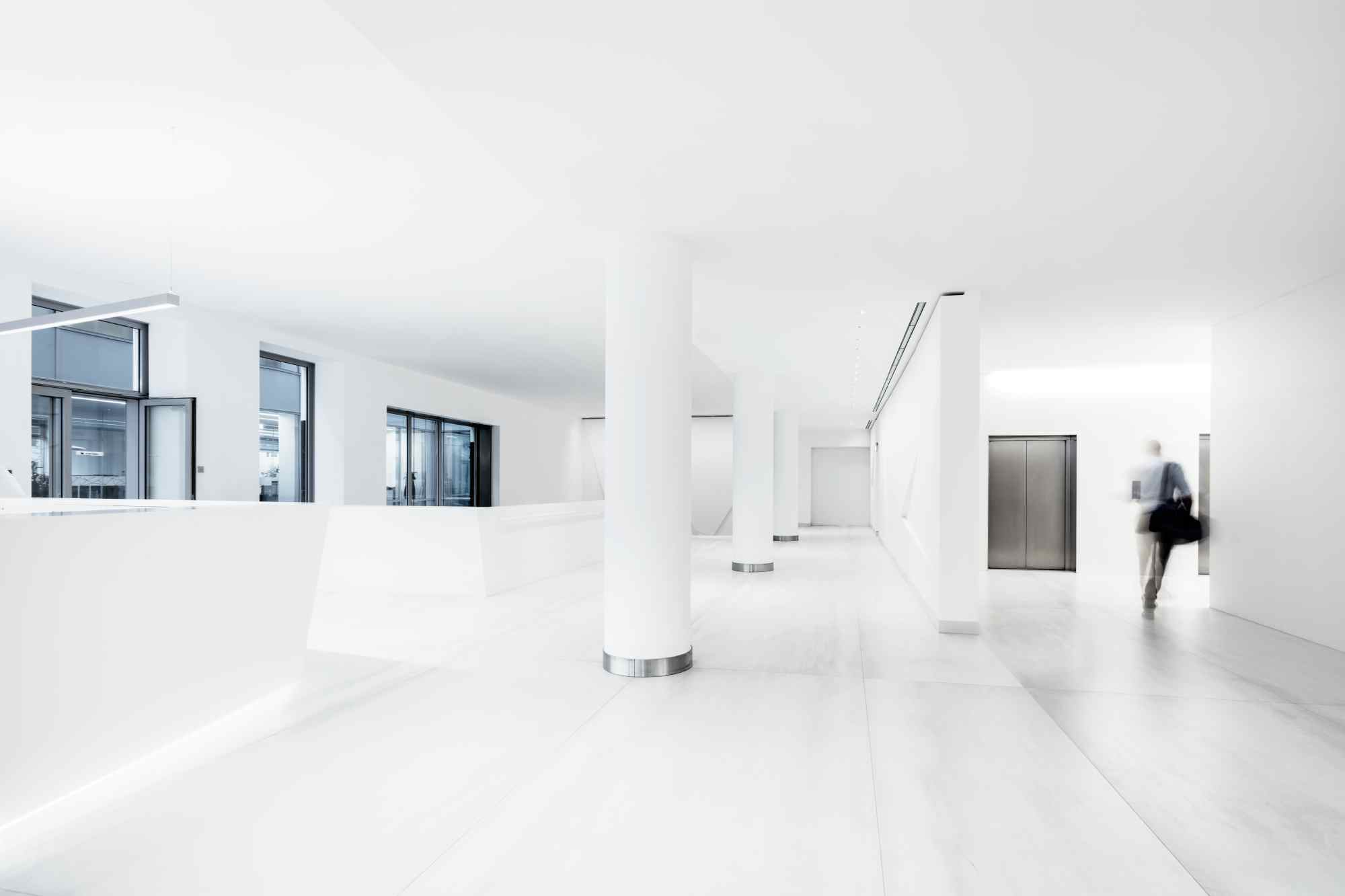 Heller Flur mit weißen Wänden und Boden.