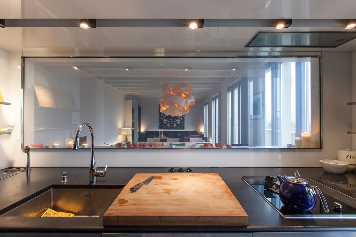 Offene Küche mit Esstisch und Blick in den Wohnbereich.