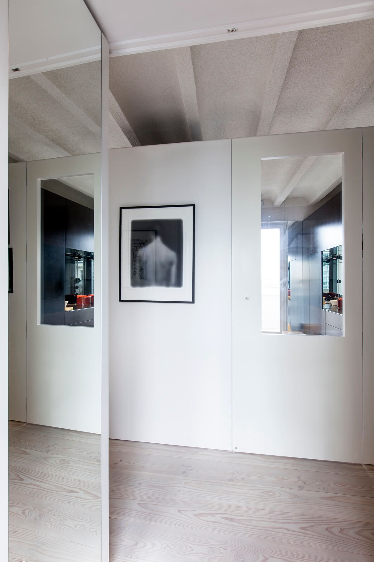 Innenraum mit heller Decke und Spiegelwand.