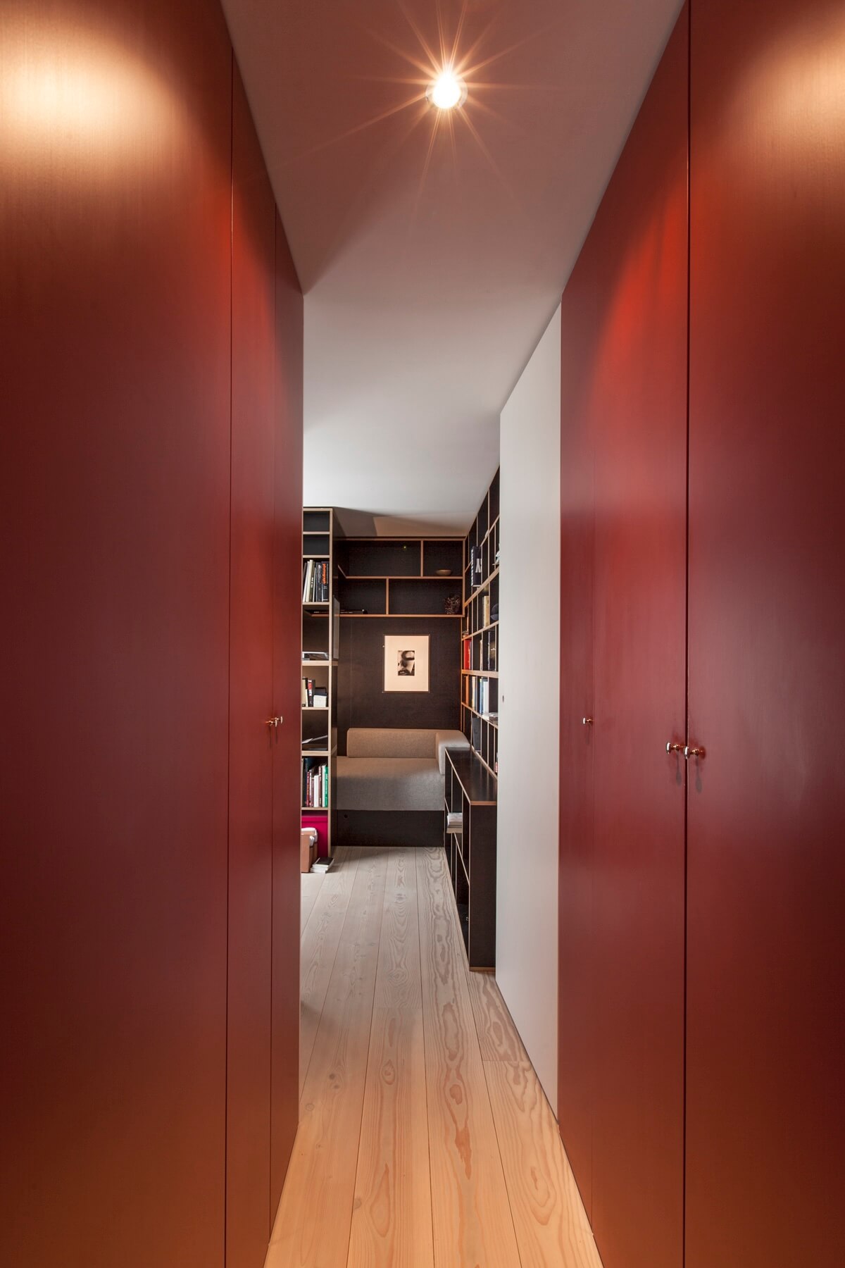 Roter Flur mit Spotlights und langgezogenem Grundriss.