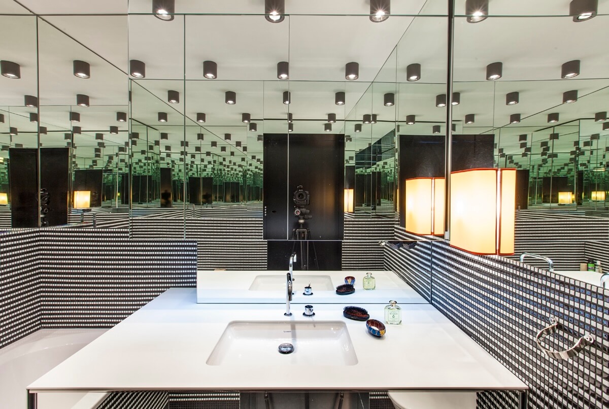 Spiegelnde Badezimmerdecke mit Leuchten und weißen Waschtischen.