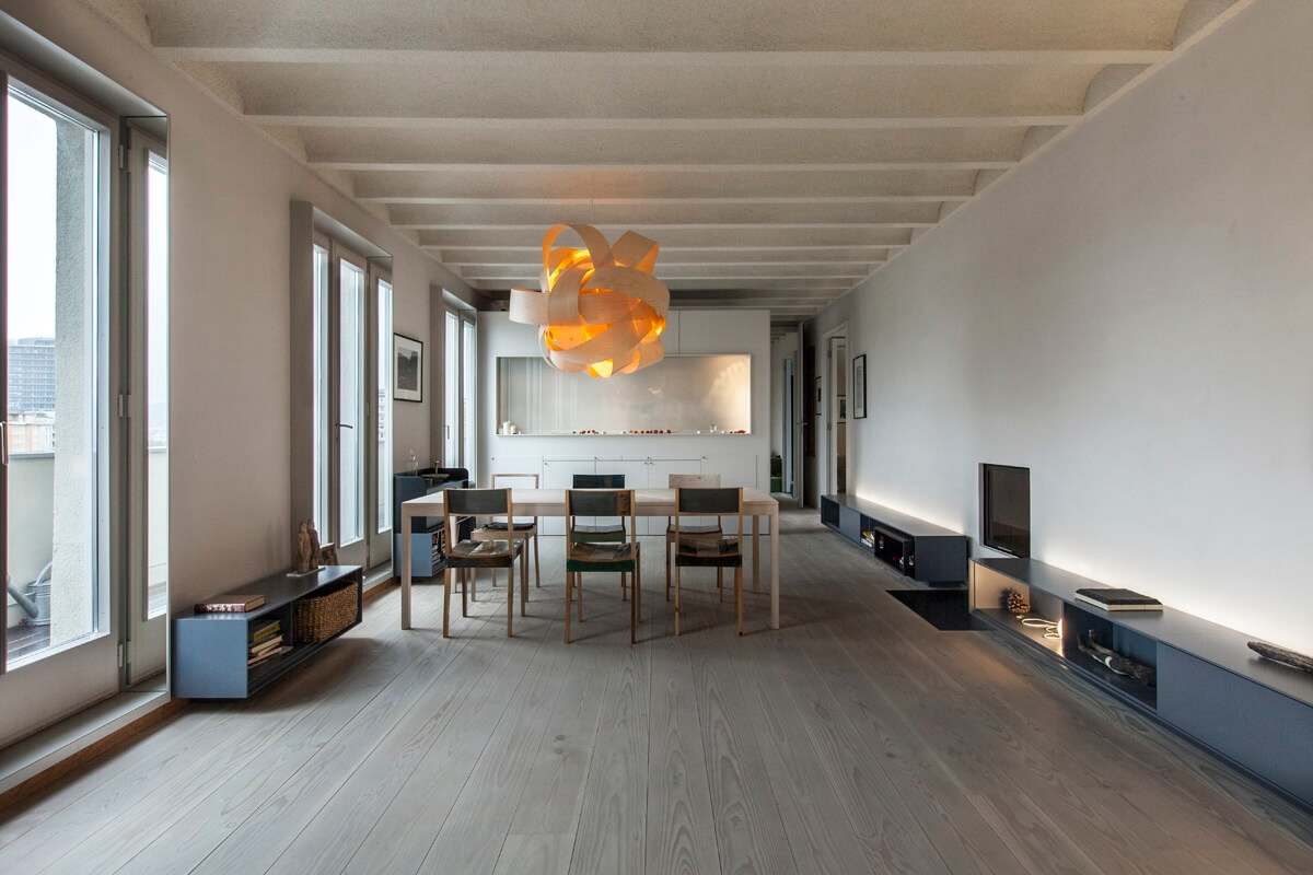 Weitwinkelansicht desselben Wohnraums mit Holzboden