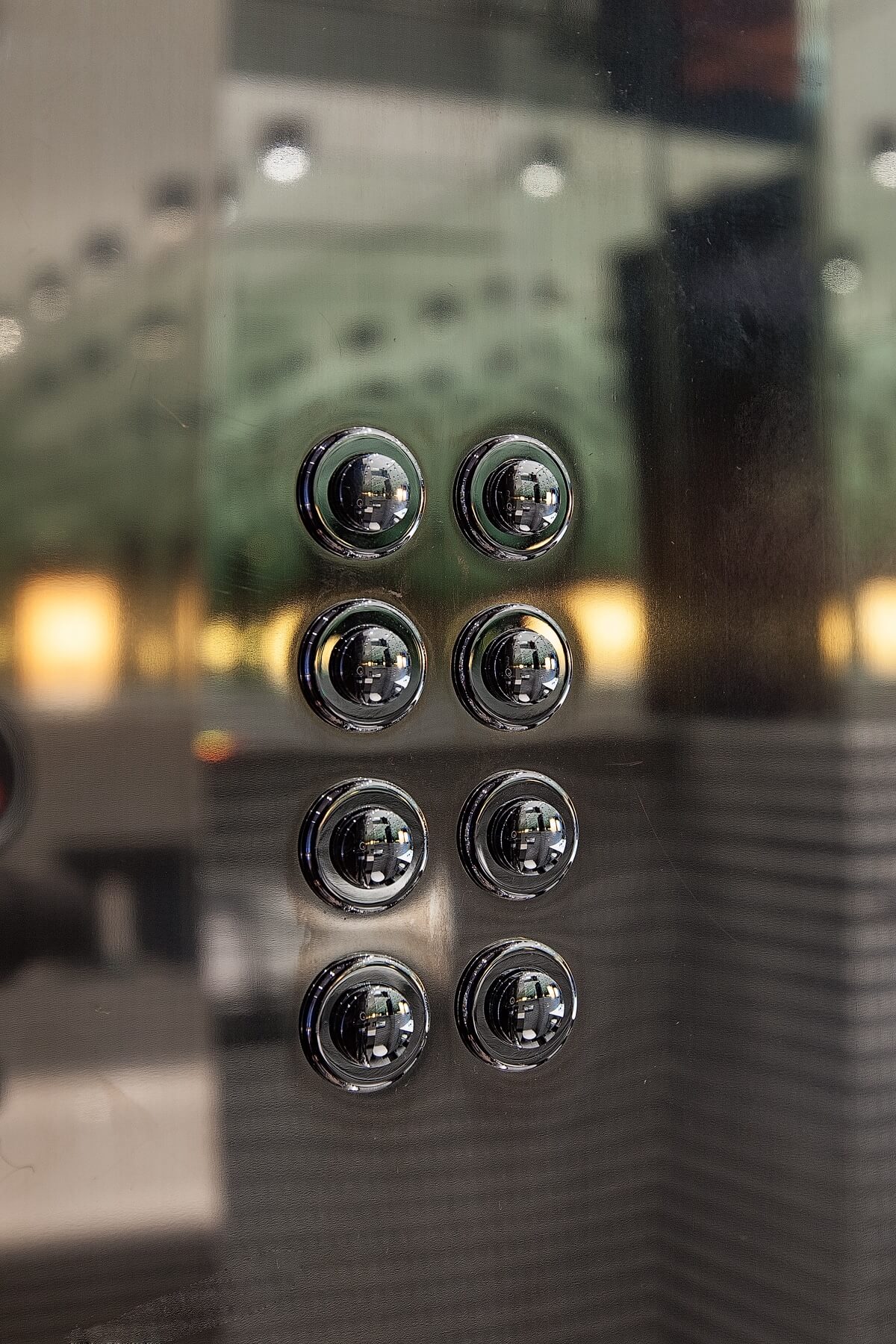 Nahaufnahme eines Aufzugpanels mit Edelstahlknöpfen.