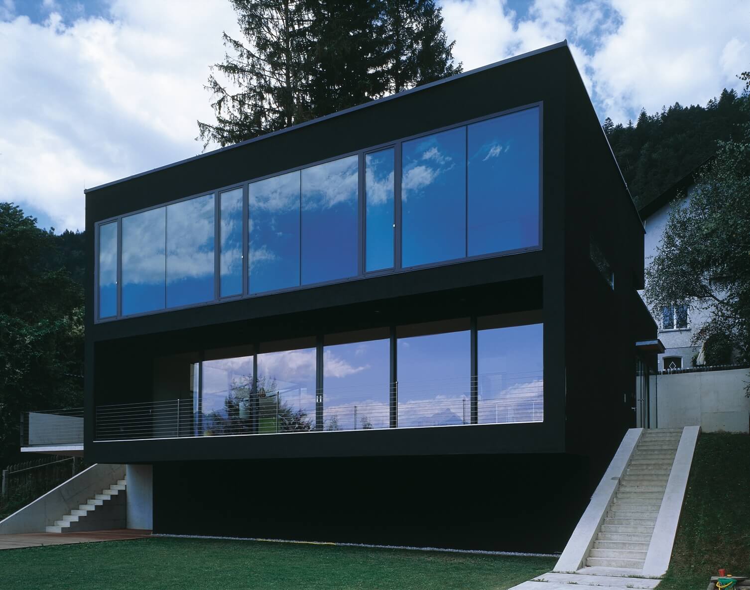 Modernes Wohnhaus mit großer Fensterfront