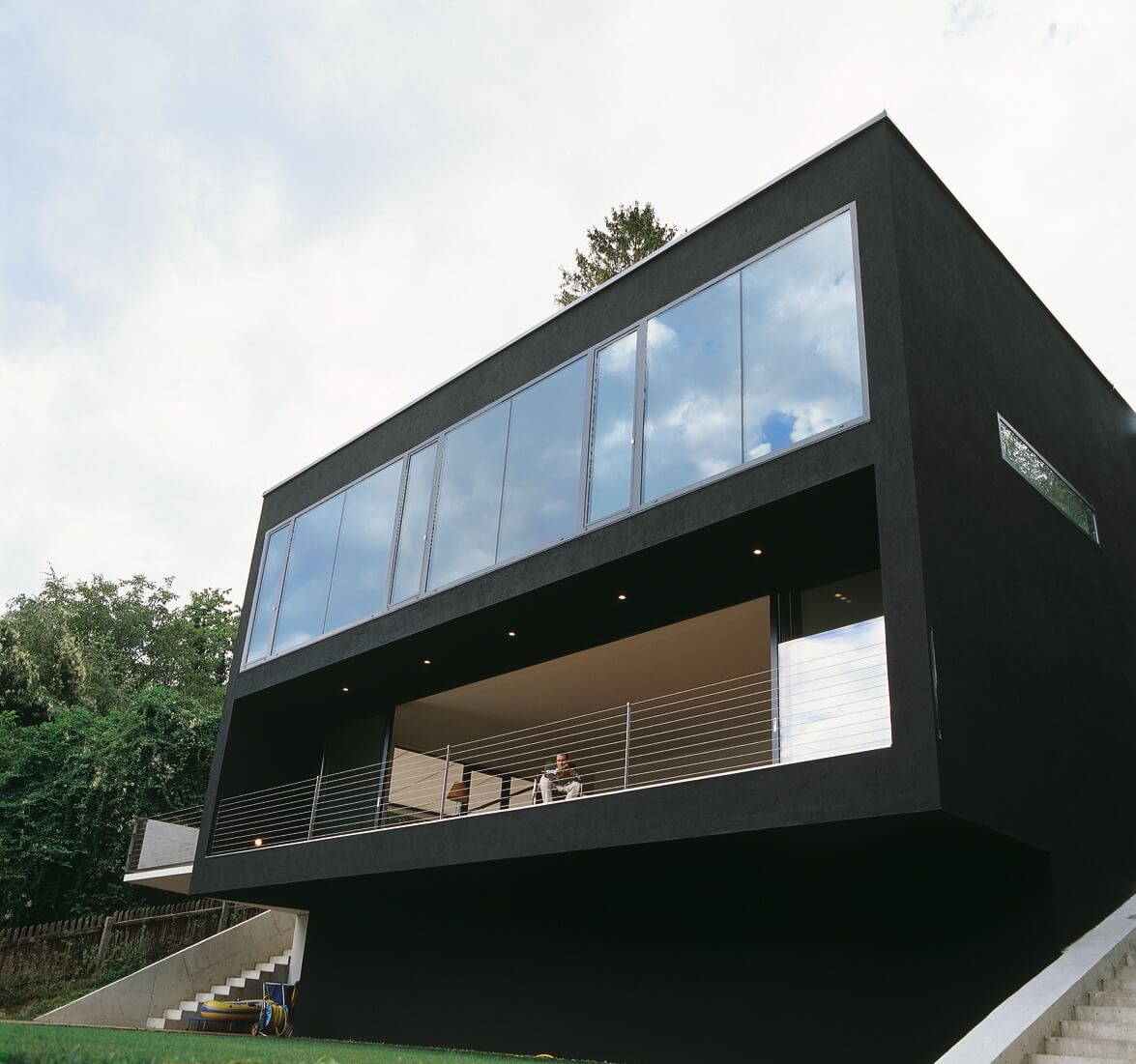 Modernes Wohnhaus mit großer Fensterfront