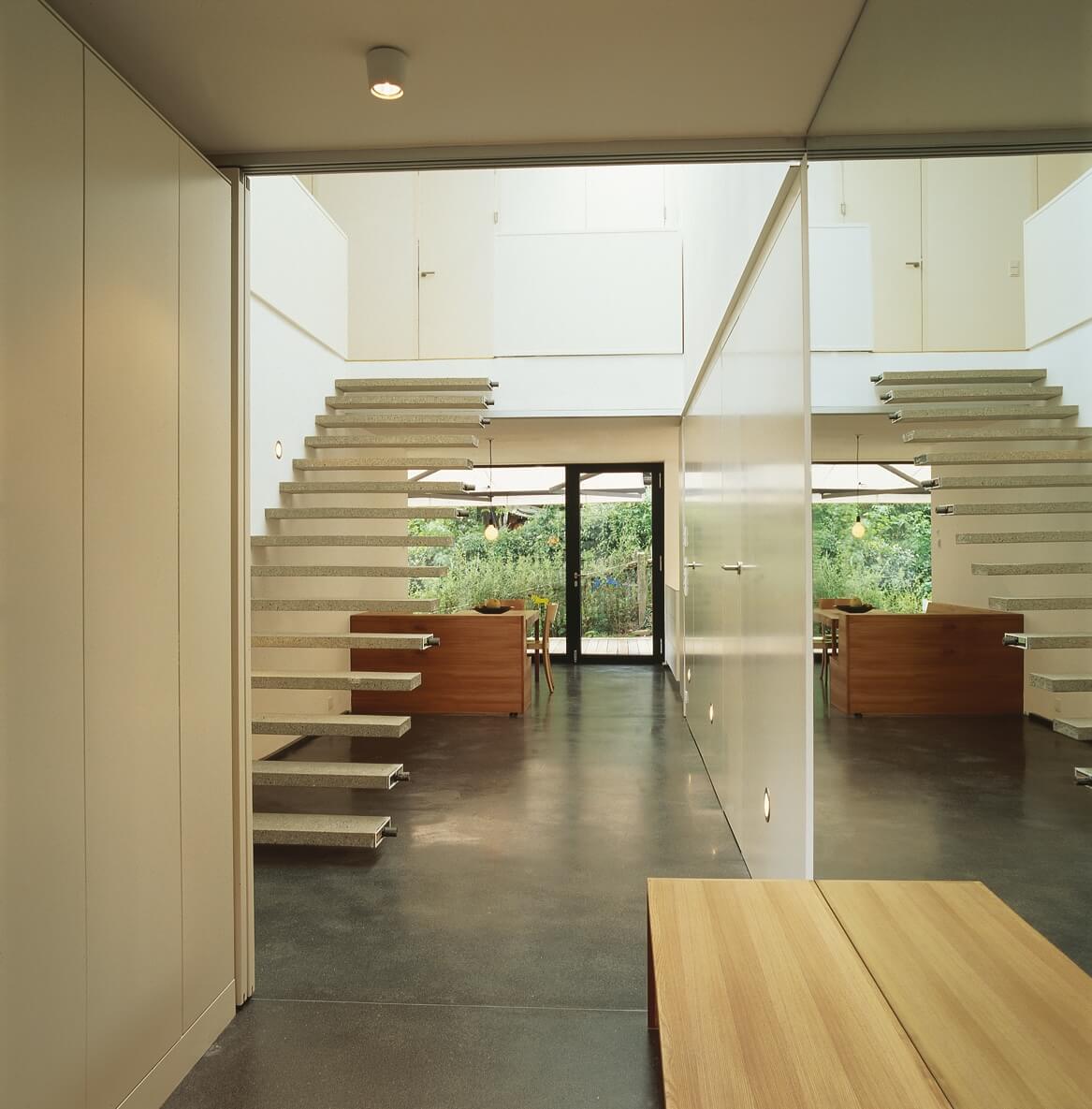 Blick auf den Innenraum mit Spiegelwand und Treppe