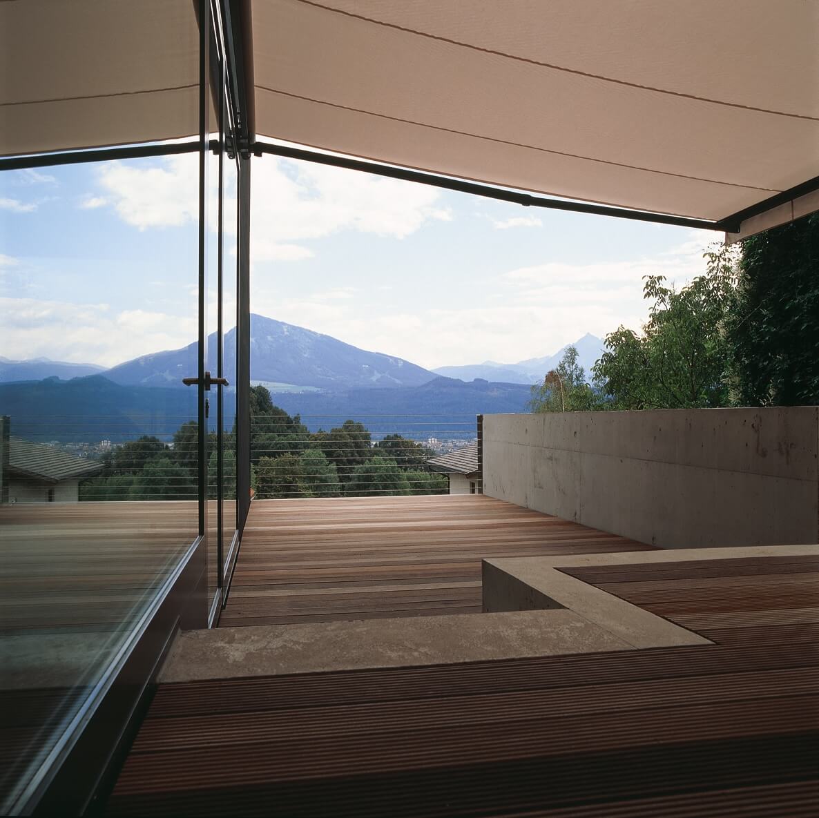 Blick von innen auf die Terrasse mit Ausblick