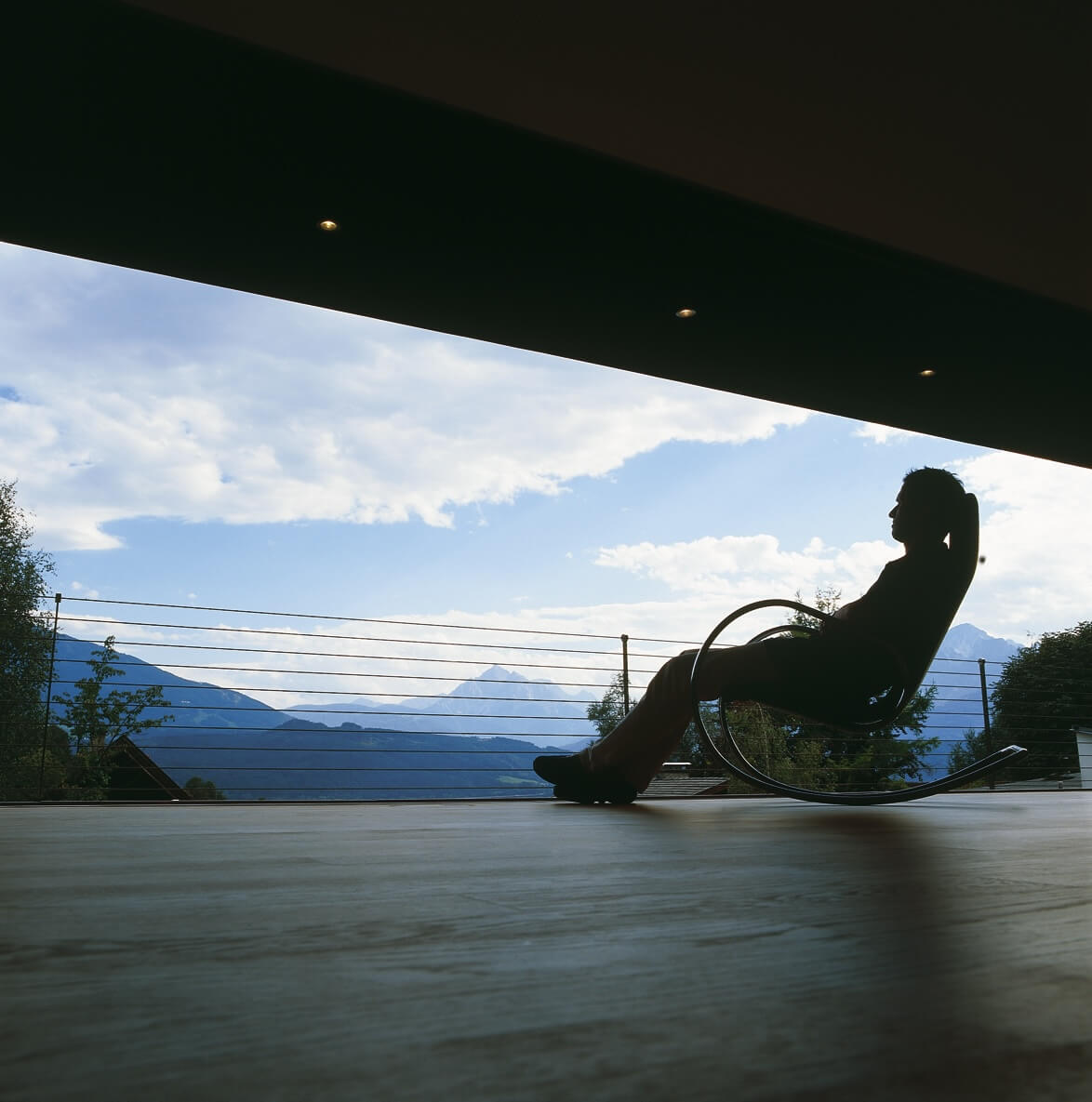 Liegestuhl auf Terrasse mit Ausblick