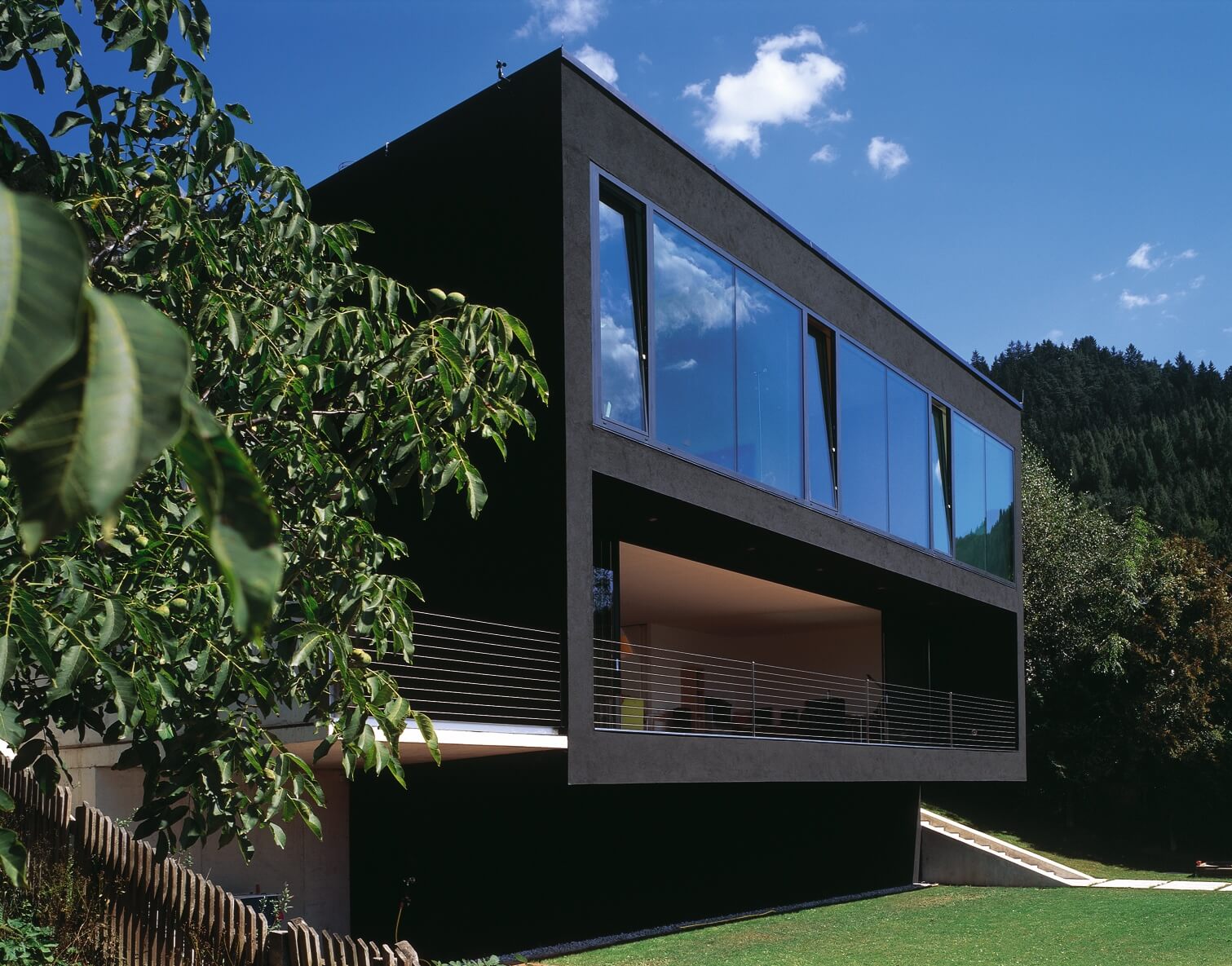 Seitliche Perspektive mit vorgelagertem Balkon.