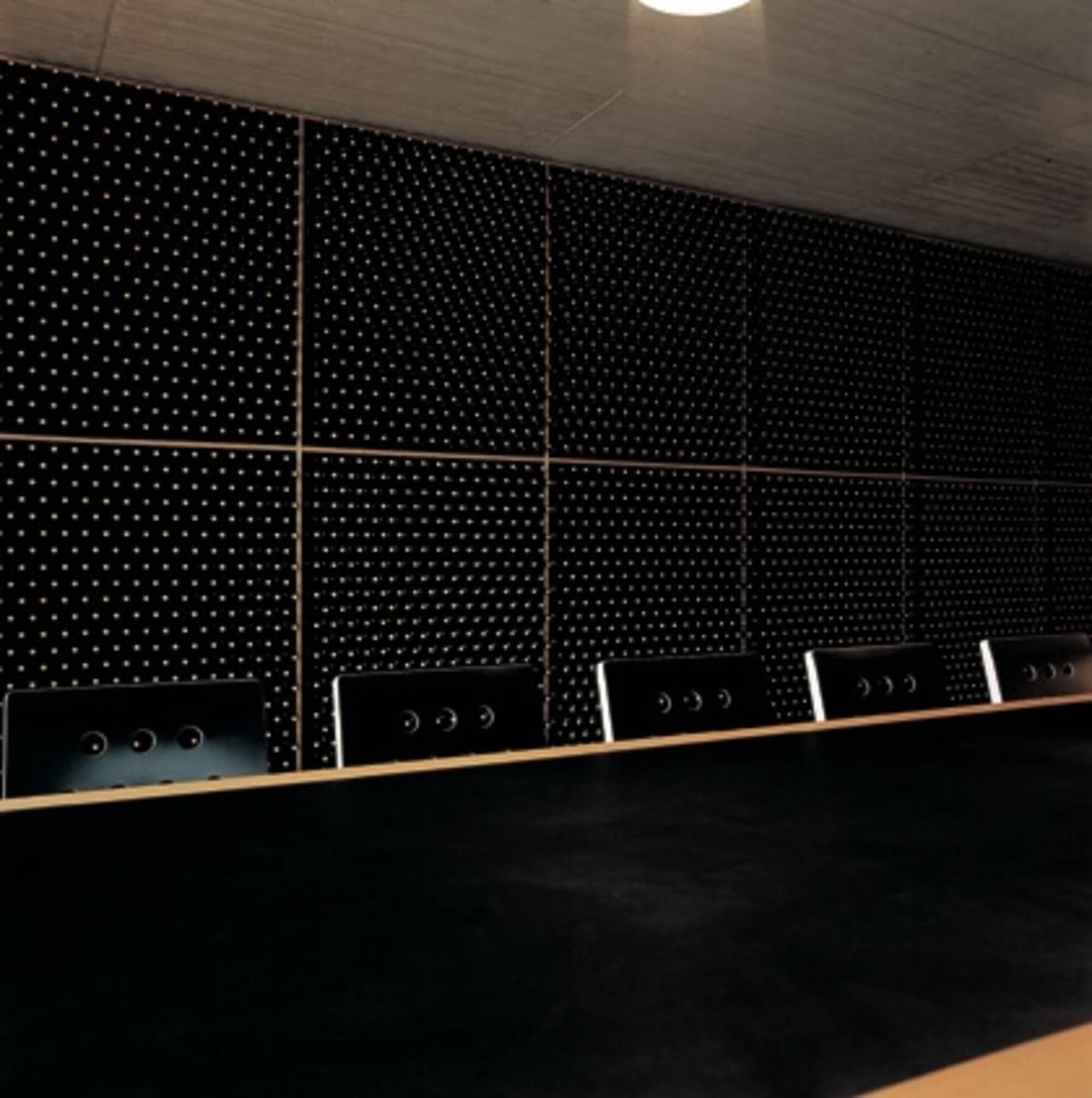 Weinlager mit dunklen Regalen.