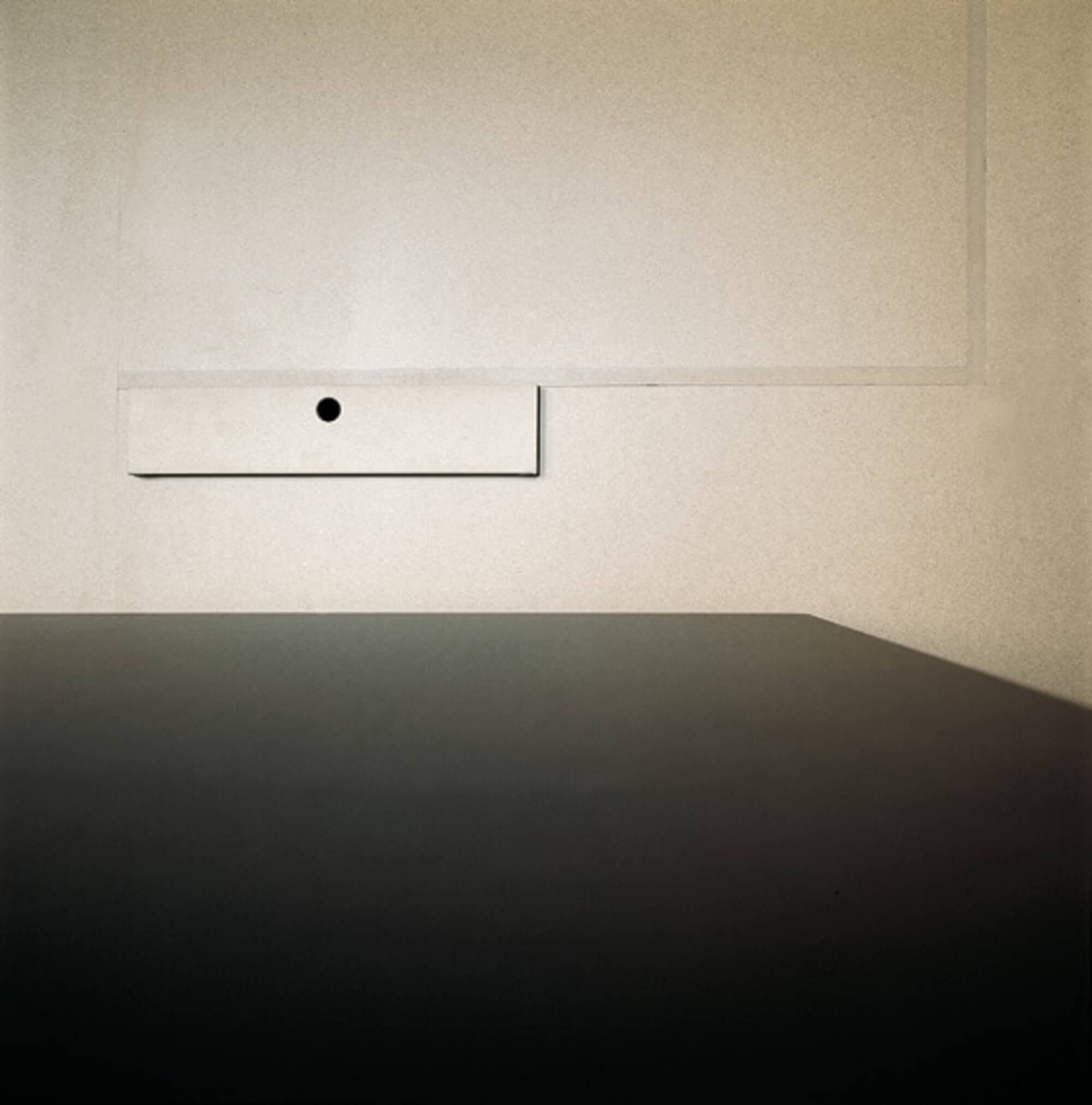 Reduziertes Interior mit Wandmodul.