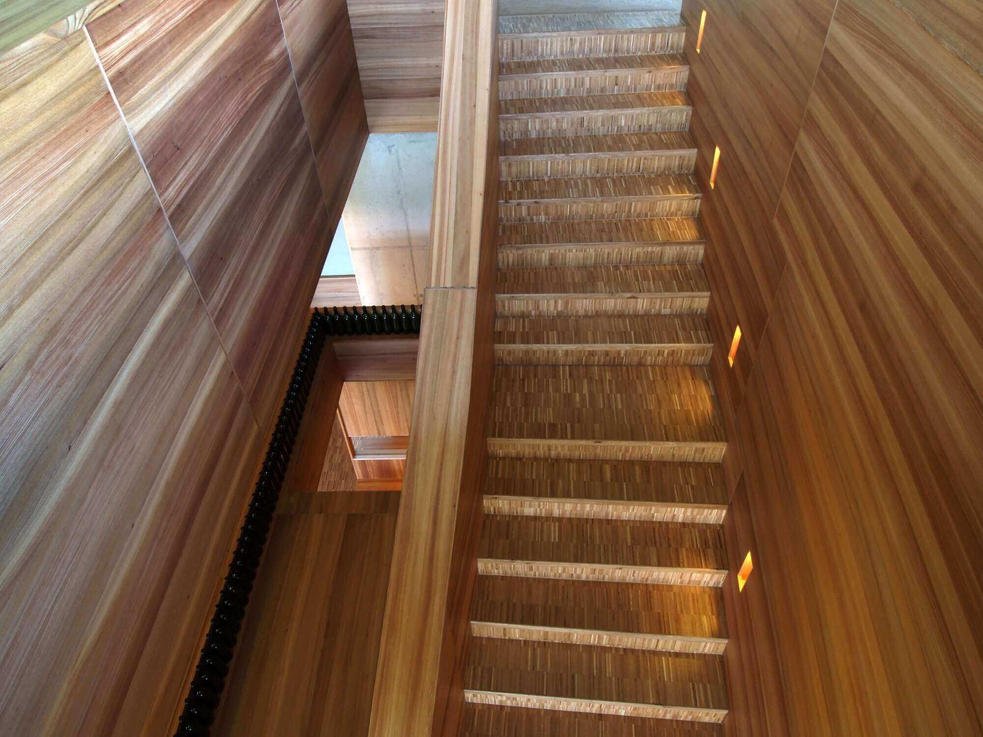 Holztreppe mit markanter Maserung.