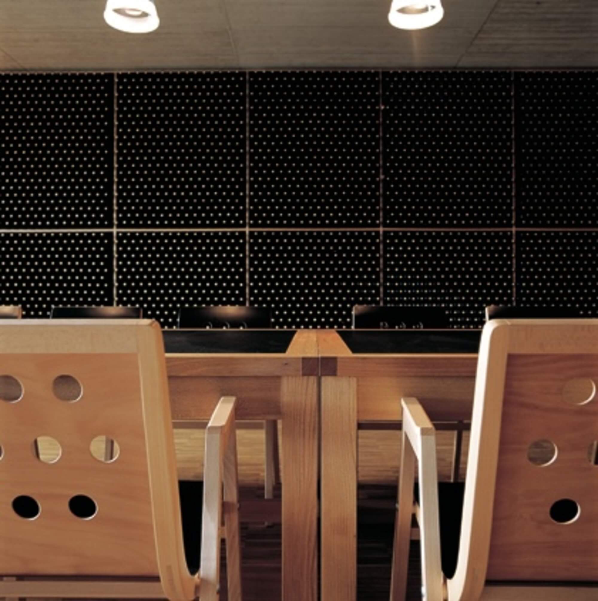 Sicht in Innenraum des Weinguts mit Stühlen