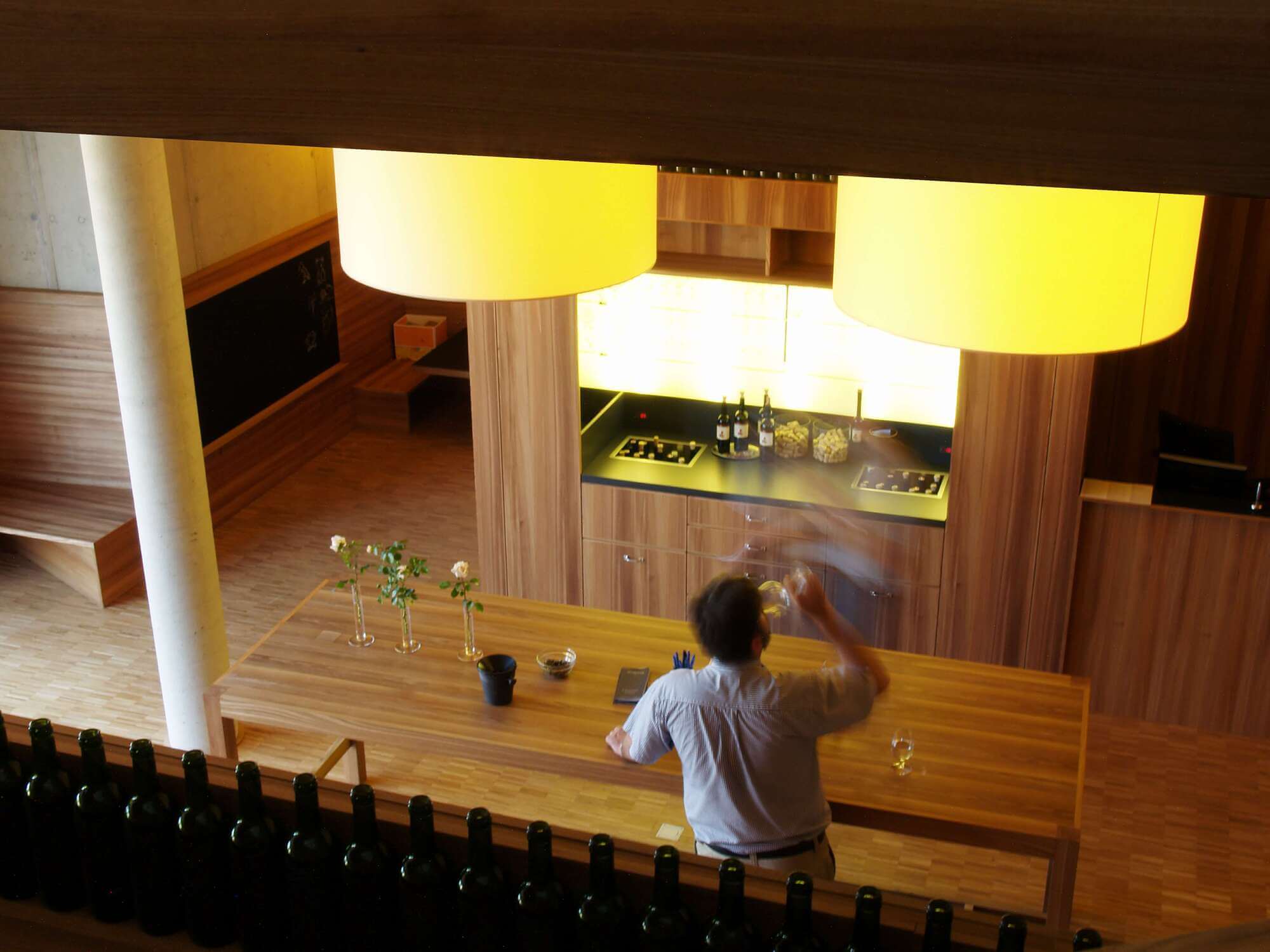 Blick auf Besucher in Verkostungssaal.