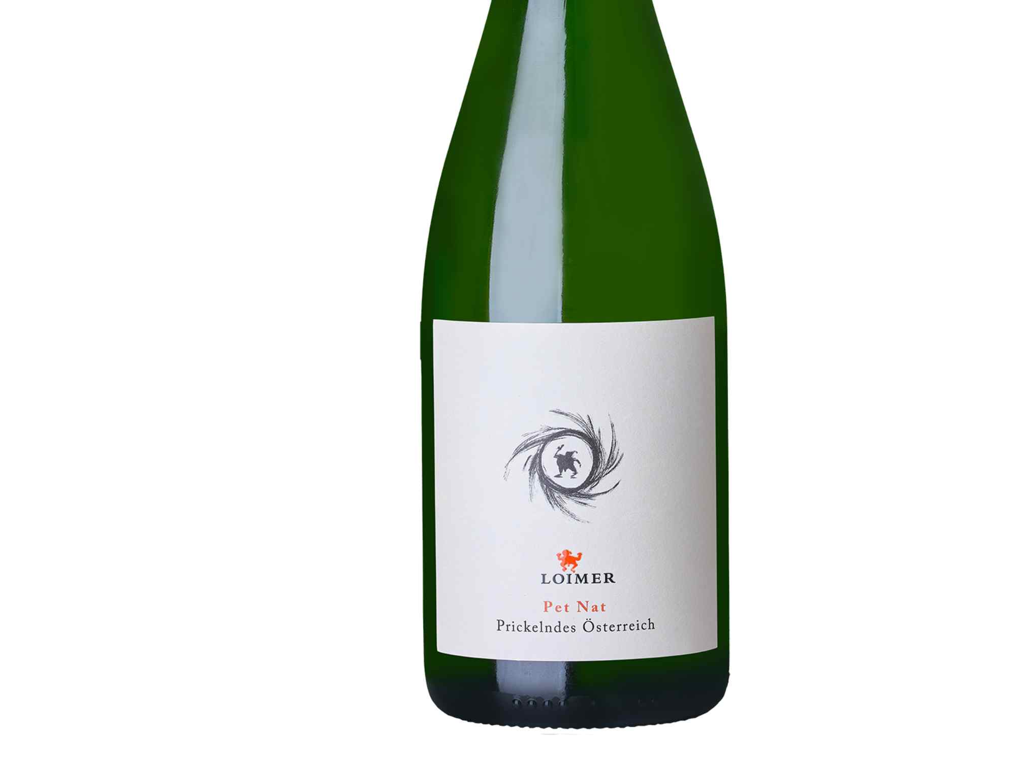 Freigestellte grüne Loimer-Flasche mit abstraktem Etikett auf weißem Hintergrund.