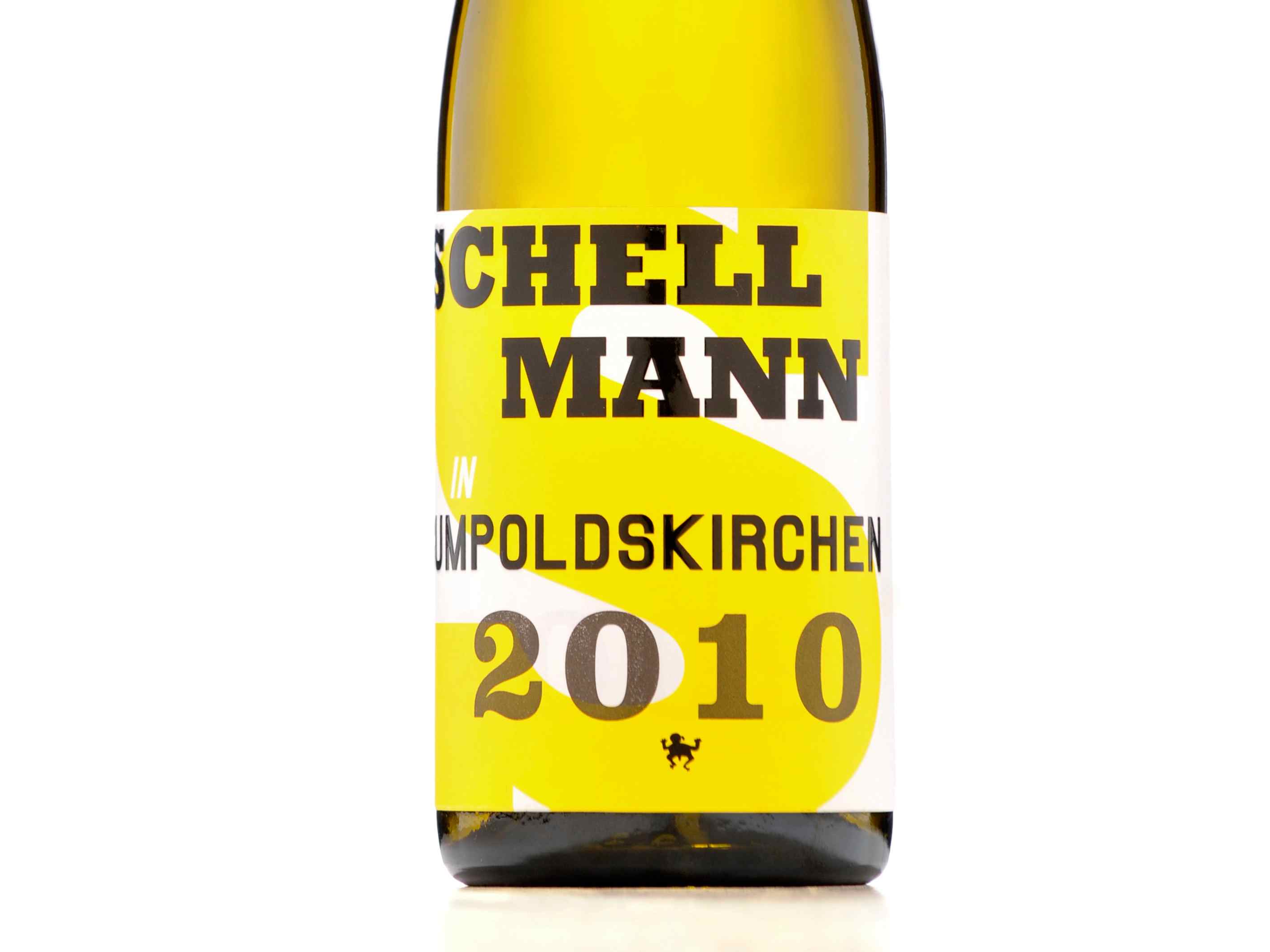 Freigestellte Weißweinflasche mit gelbem Schellmann-Etikett „LEOPOLDSKIRCHEN 2010“.