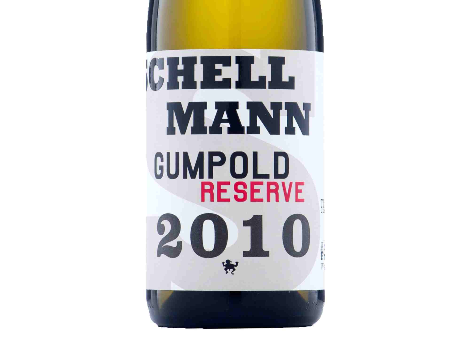 Freigestellte Flasche mit markantem Schellmann-Etikett „GUMPOLD RESERVE 2010“.