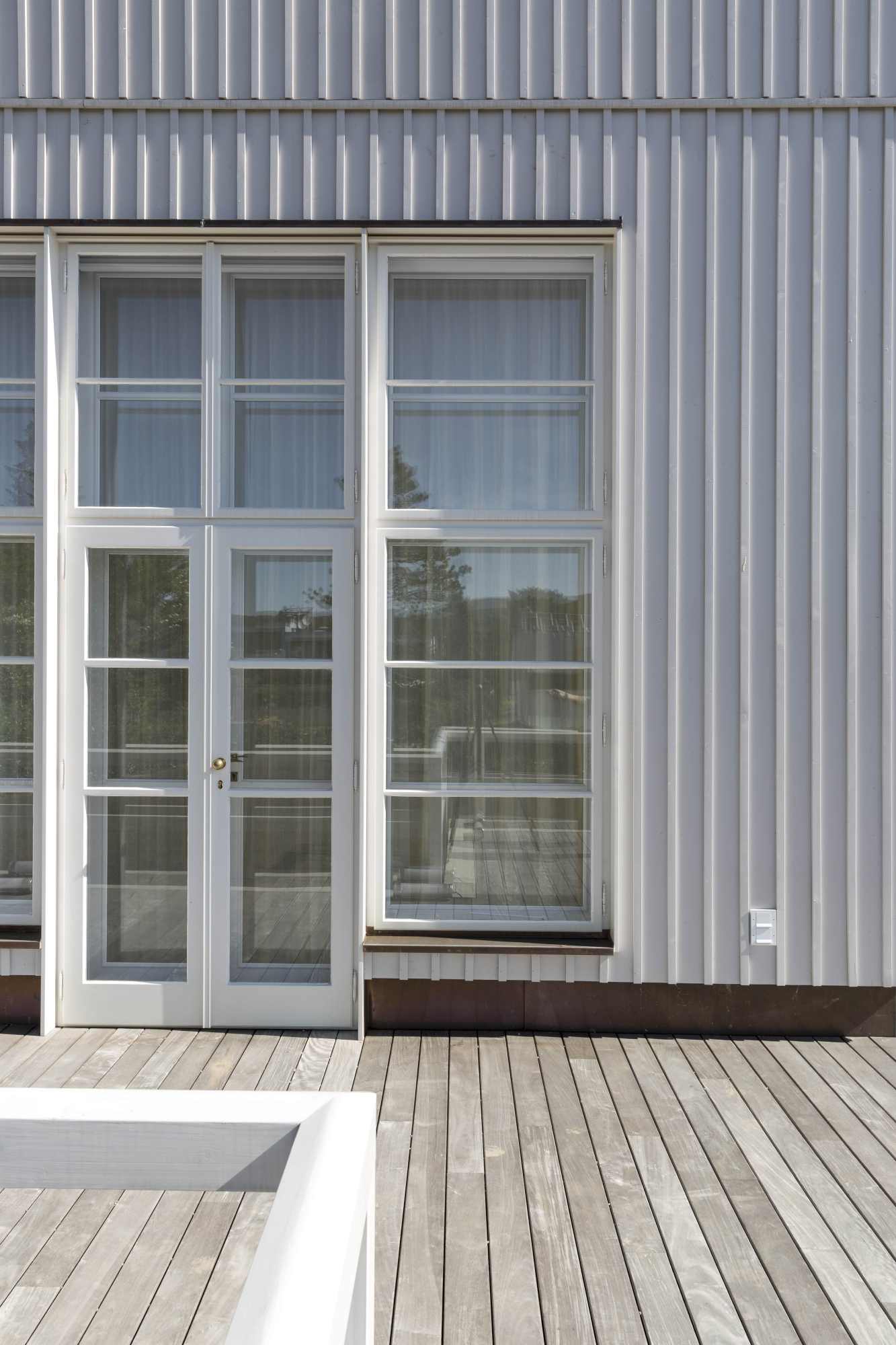 Detailansicht großer Fensterfront mit Glasrahmen