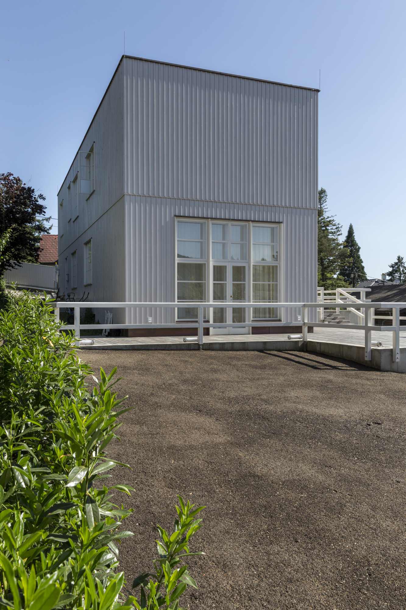 Auffahrt zur modernen Villa mit klarer Architektur