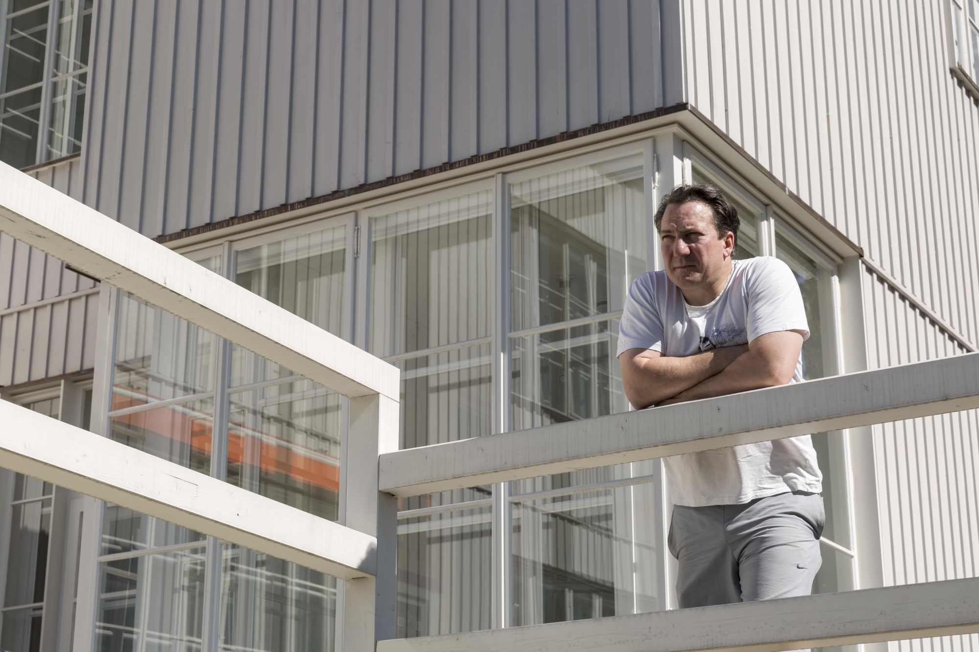 Terrasse mit Geländer und Person auf dem Balkon