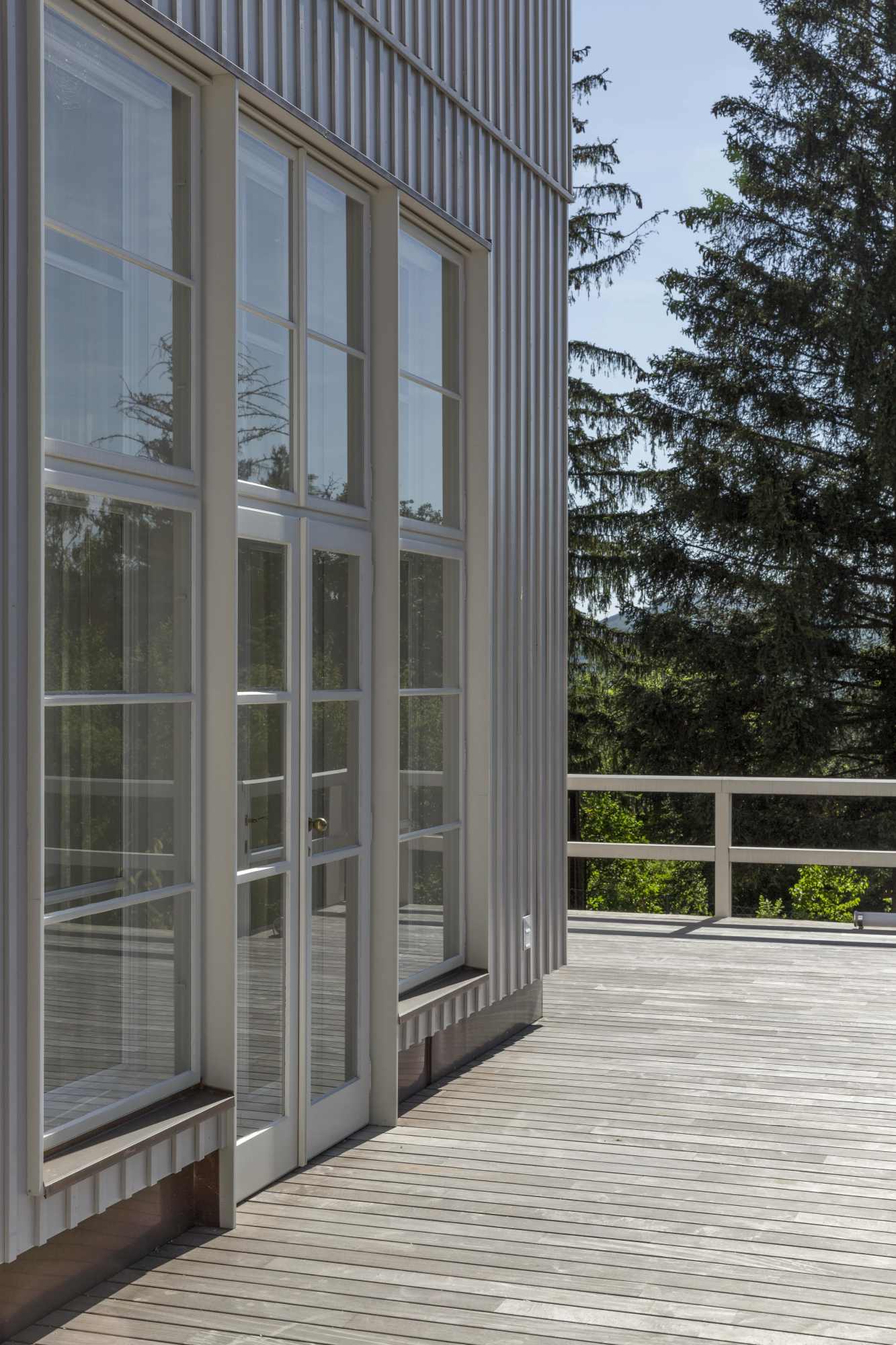 Seitliche Terrasse mit Glasfront und Holzboden