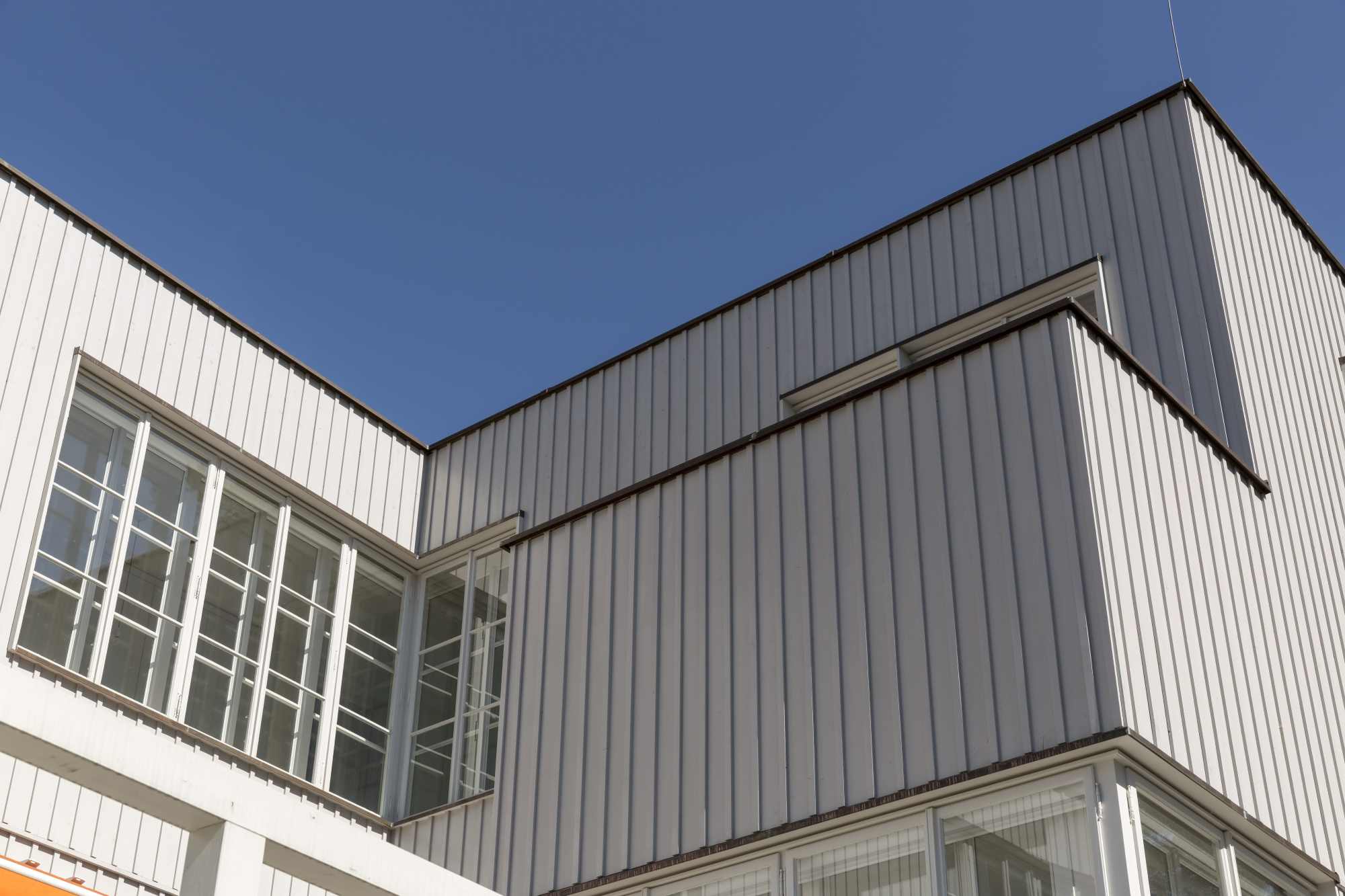 Dach- und Fassadenansicht mit markanten Linien