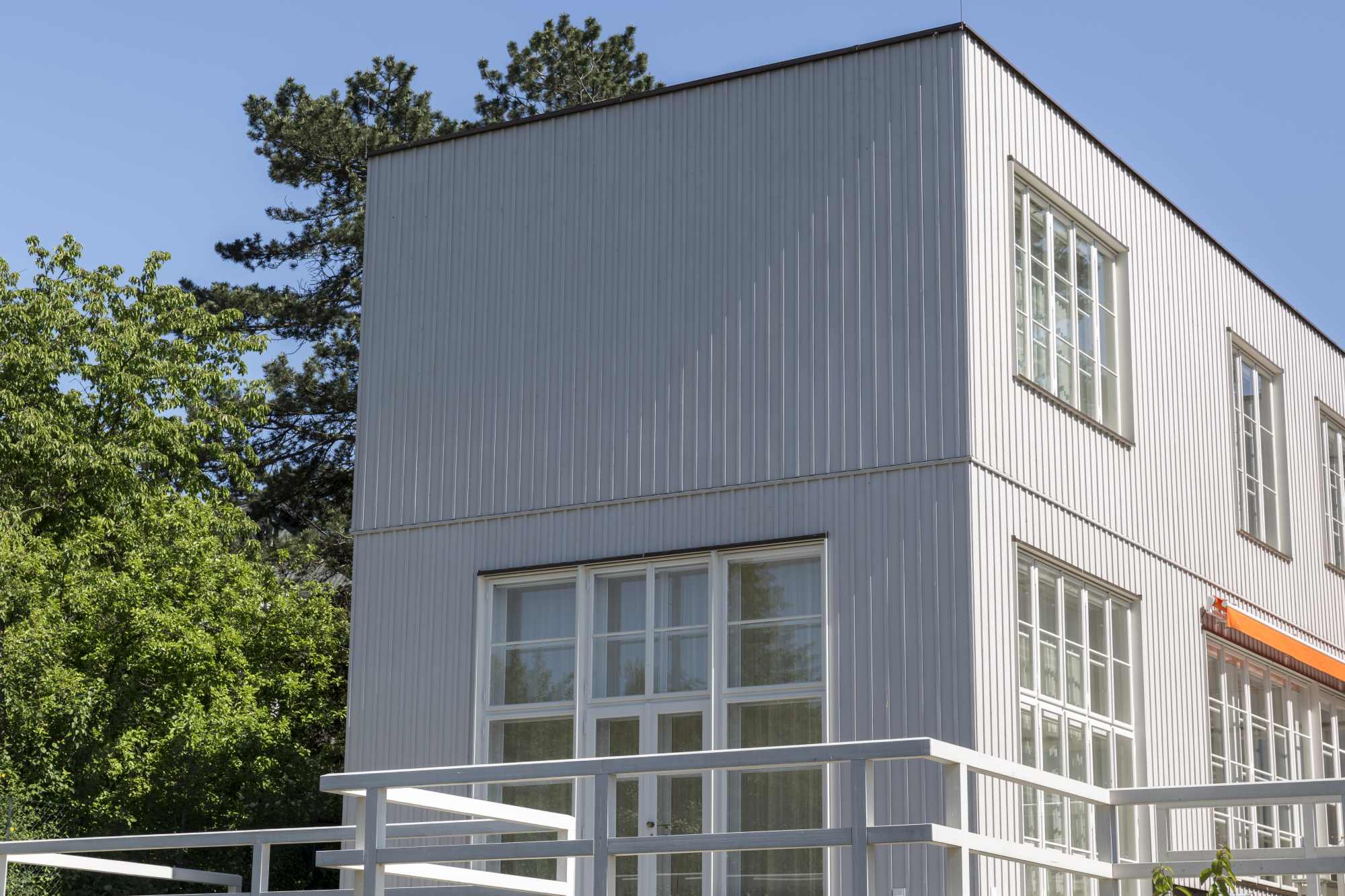 Rückansicht des Hauses mit klarer Linienführung