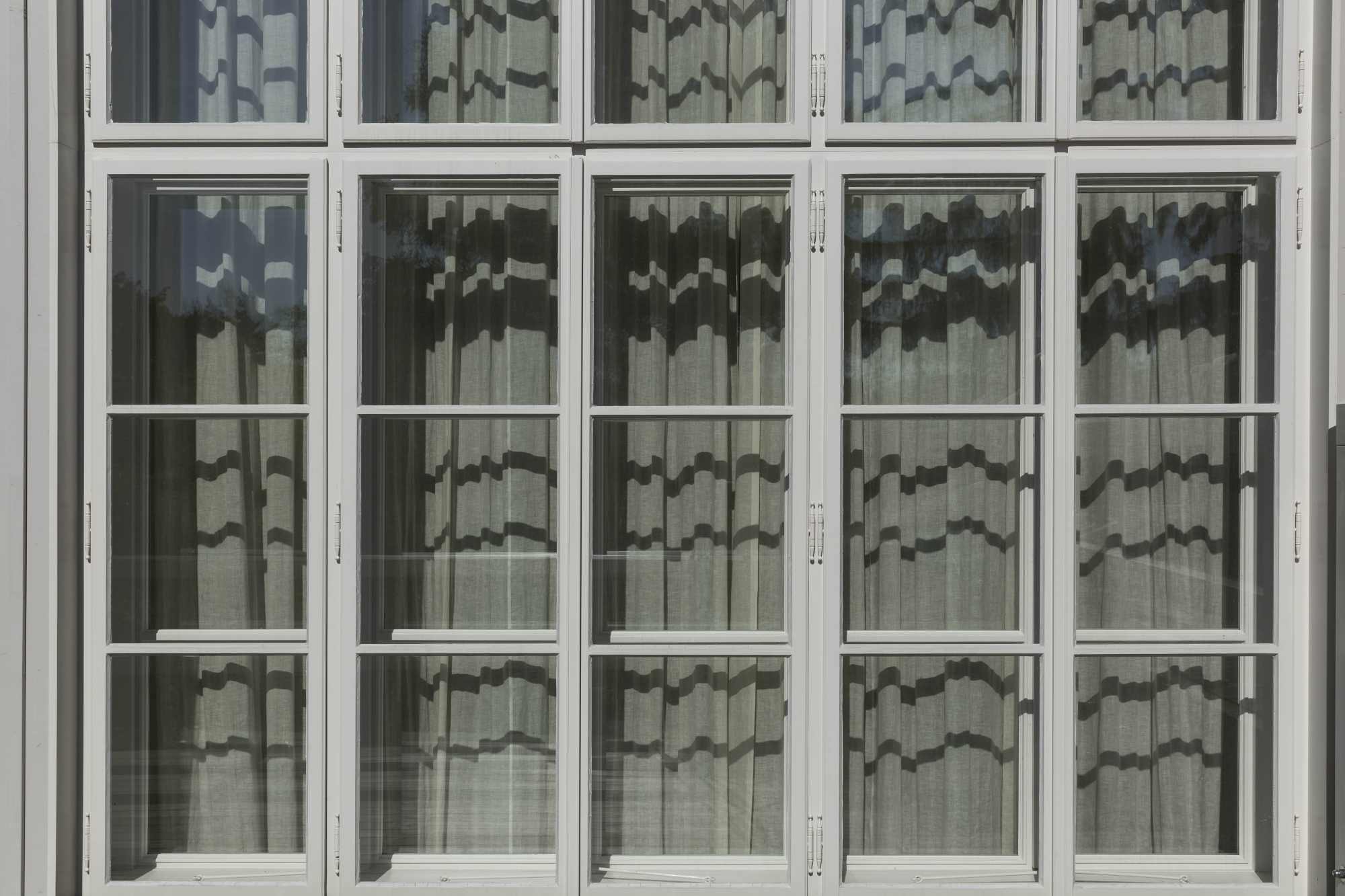 Symmetrische Fensterfront mit dekorativen Sprossen