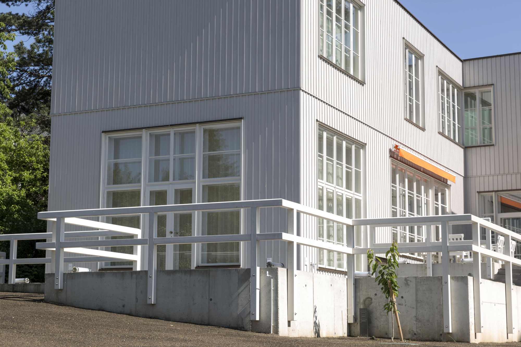 Seitenperspektive der modernen Villa mit Balkon