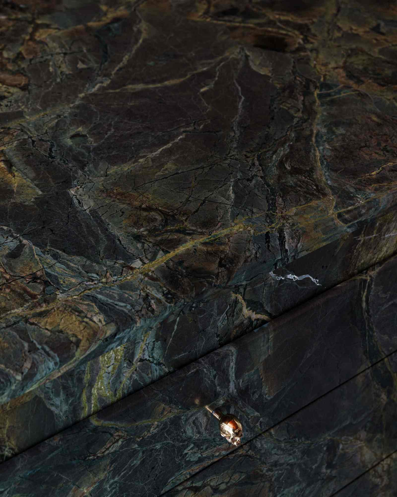 Dunkler Natursteinboden mit Maserung und Textur