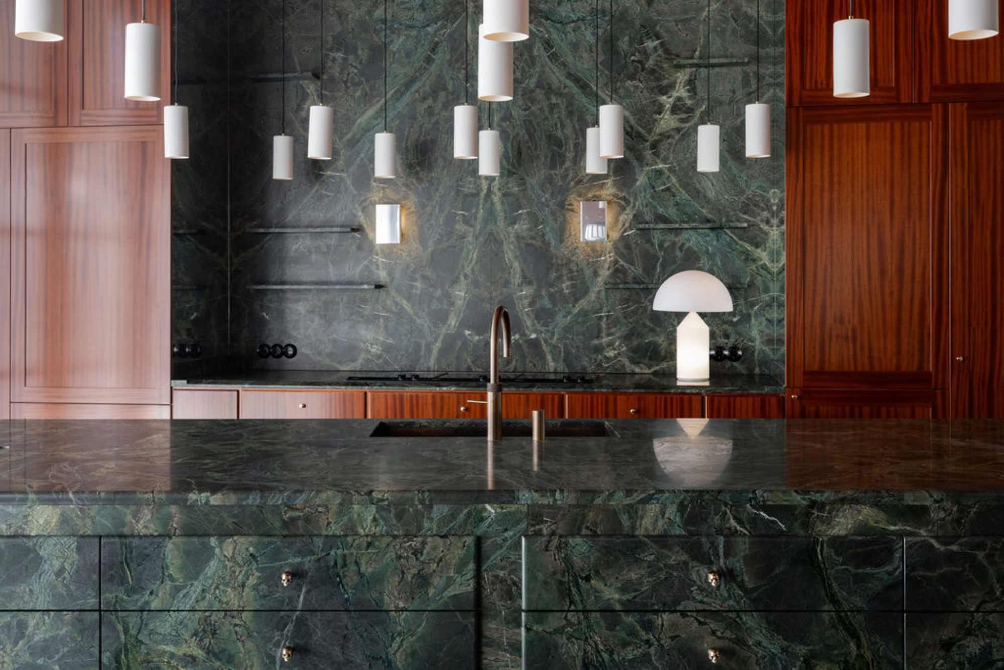 Edle Küche mit grünem Naturstein und Holzverkleidung