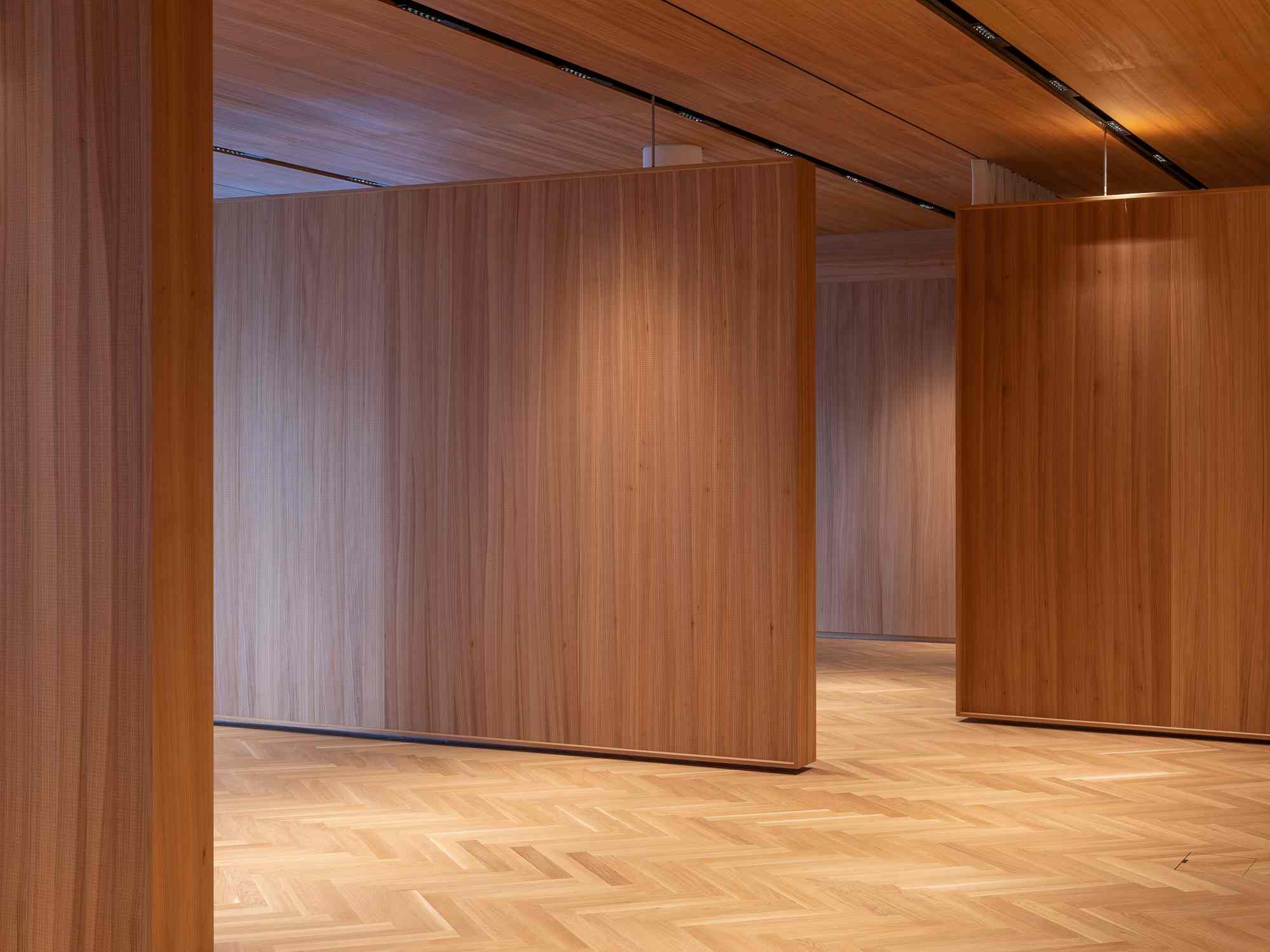 Holzverkleideter Raum mit Holz-Trennwänden