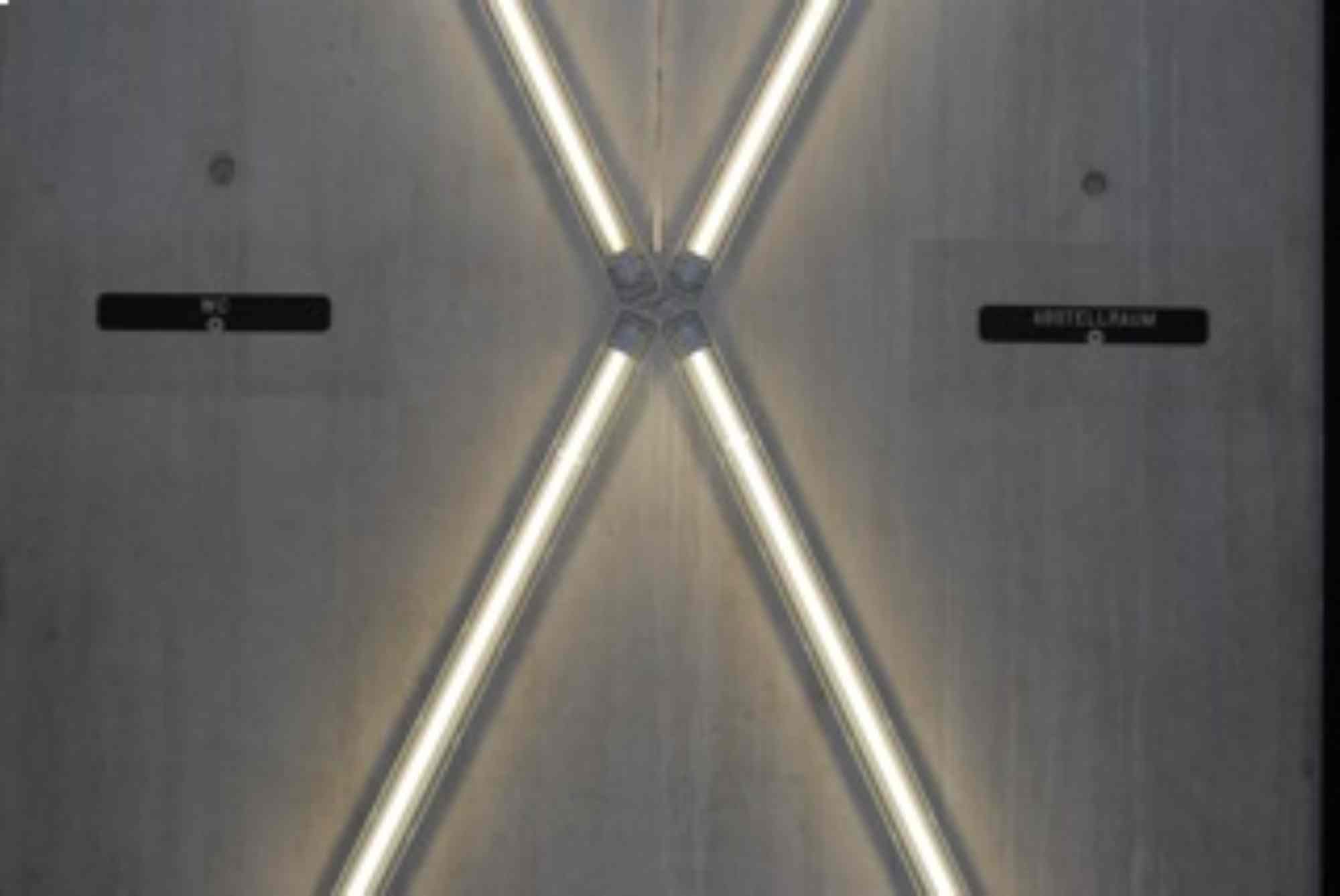 Beleuchtungselement mit futuristischem Lichtdesign in X-Form