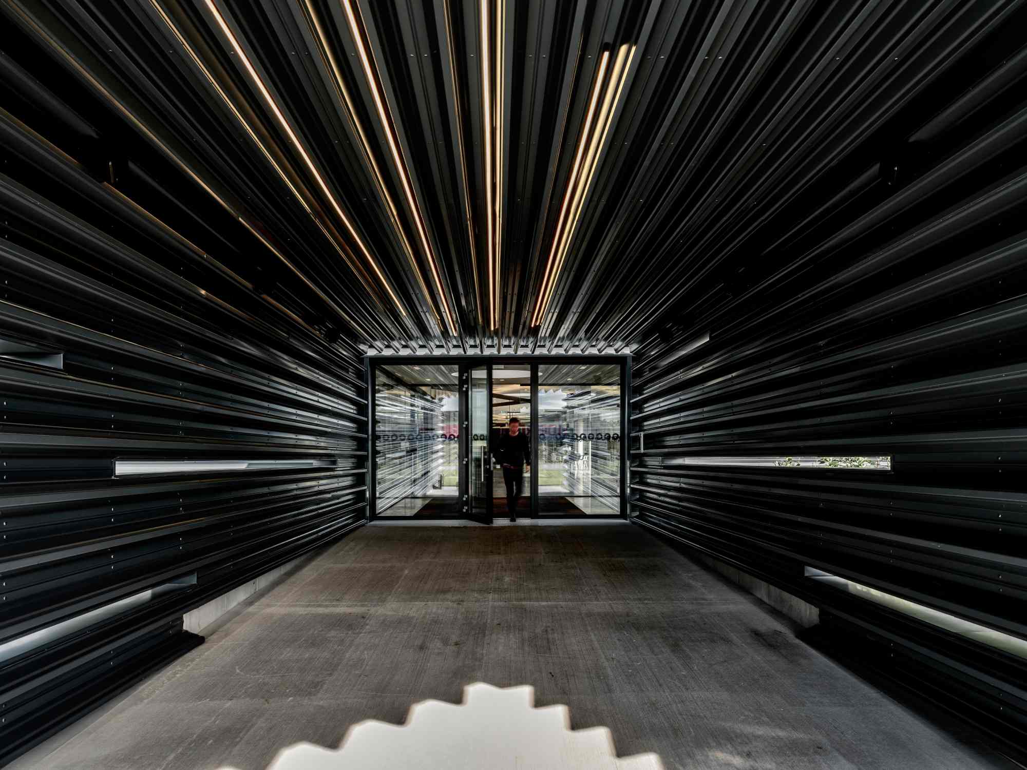 Detailaufnahme einer rechteckigen Metalltafel an einer dunklen Oberfläche.