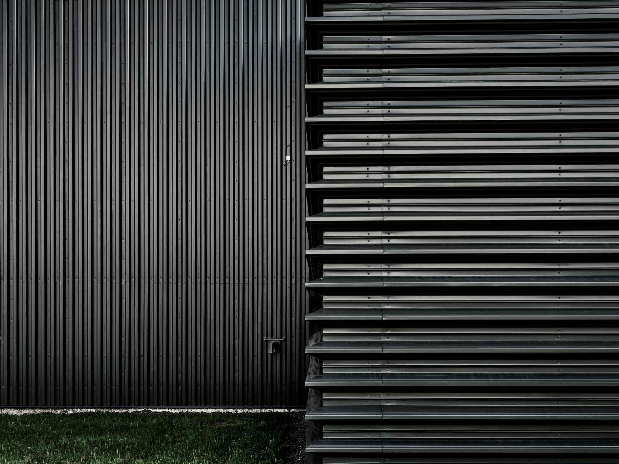 Außenfassade mit horizontalen schwarzen Lamellen.
