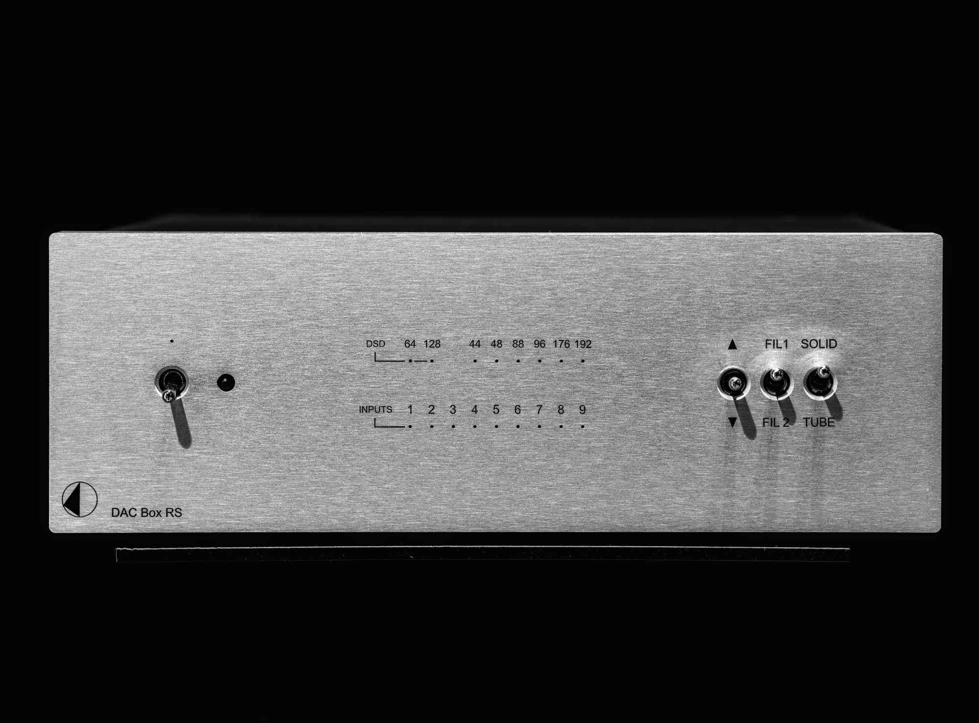 Graue Metallplatte mit Gravuren und technischen Markierungen.