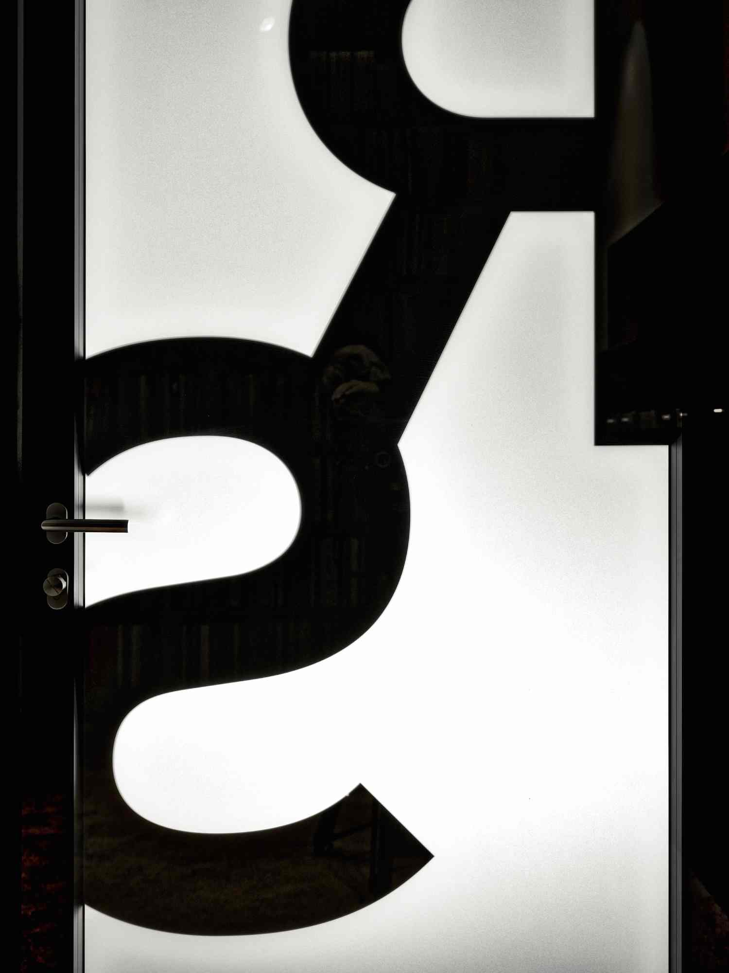 spiegelverkehrtes R und S an der Tür