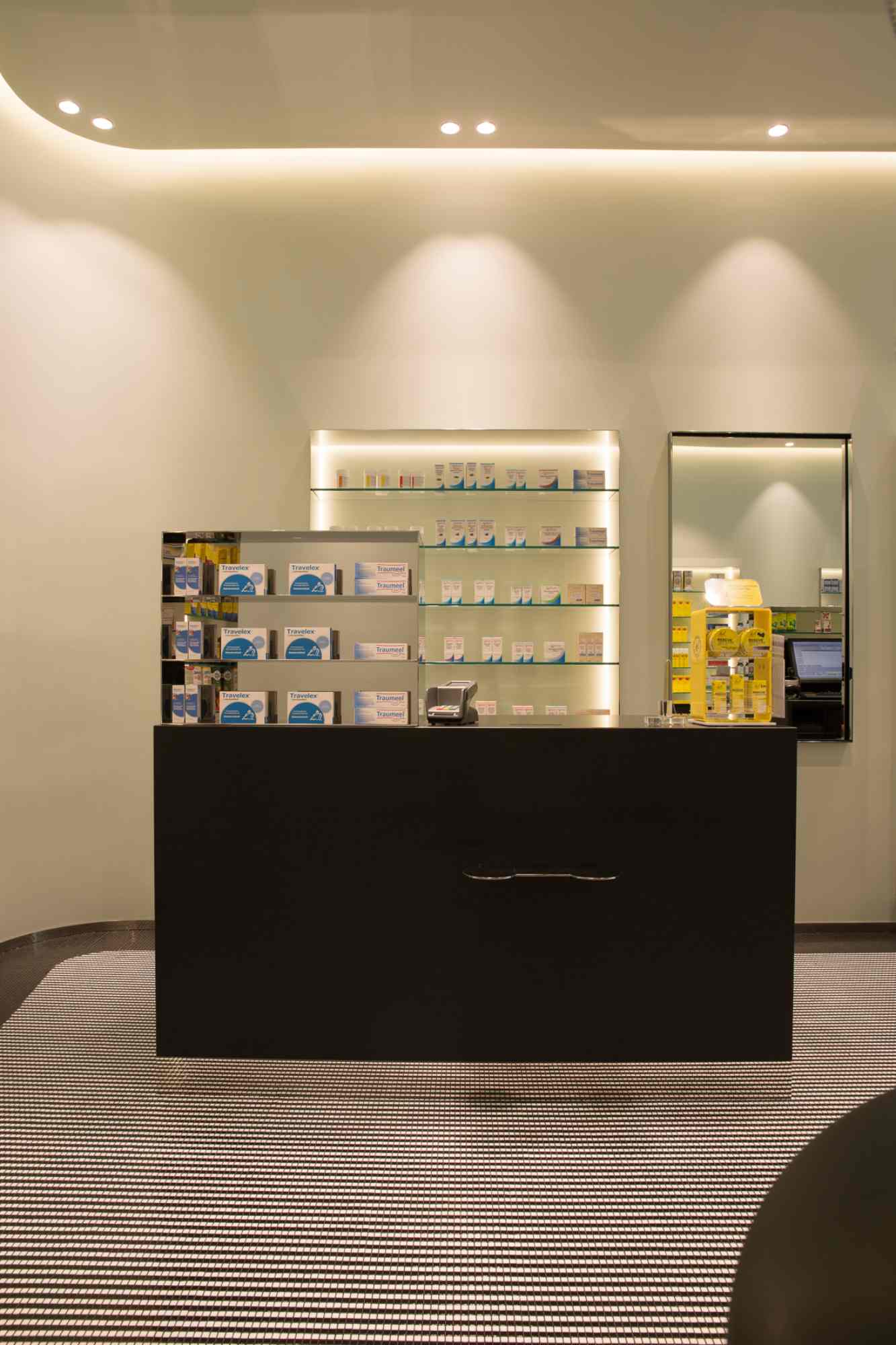 Moderner Beratungsbereich mit zentralem Verkaufstresen und Displaywand.