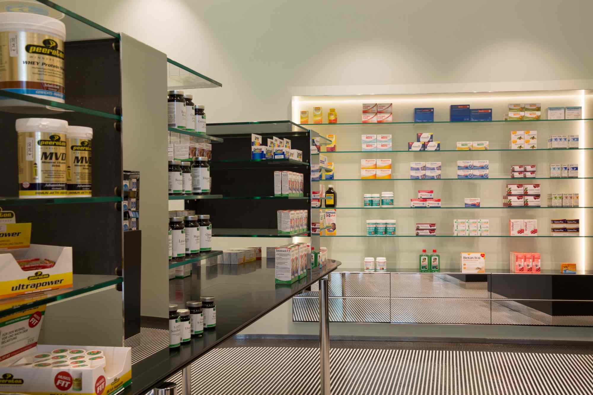 Frontansicht Regale Apotheke