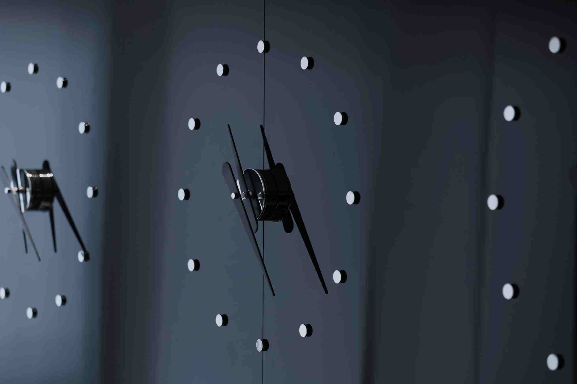 Künstlerische Wandinstallation mit abstrakten Figuren im Wien Tourismus Büro