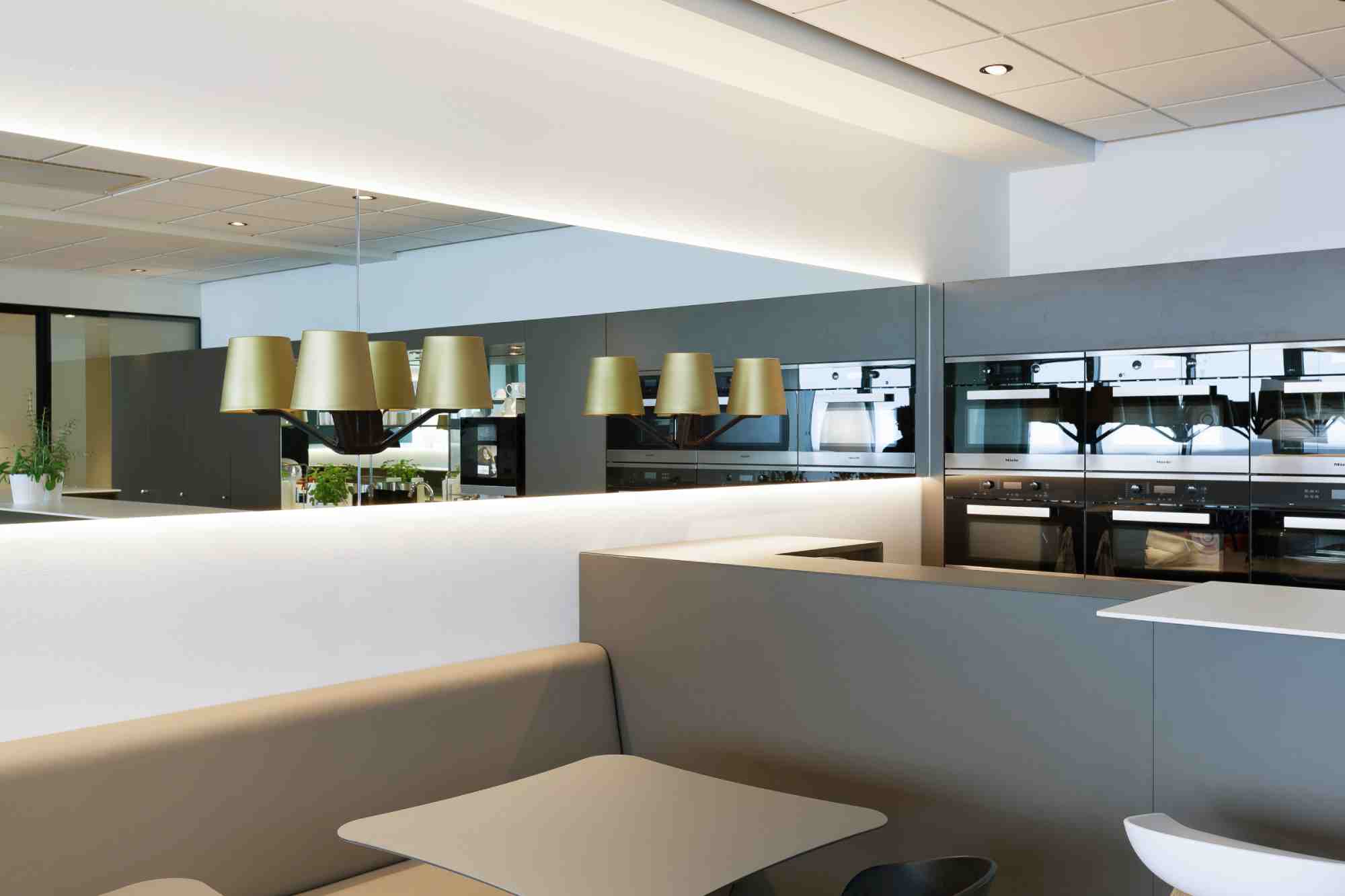 Arbeitsbereich mit modernen Schreibtischen und offenen Raumstrukturen.