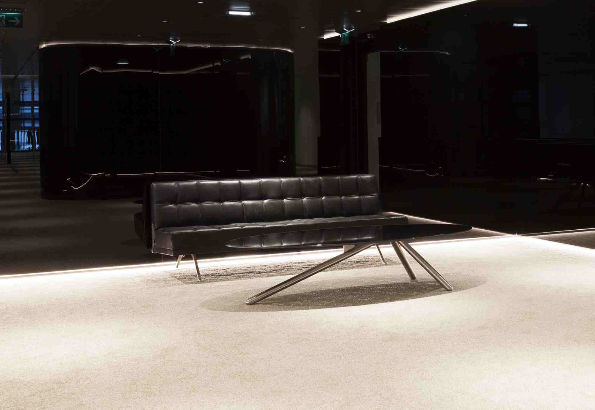 Großer Tisch in einem offenen, lichtdurchfluteten Meetingraum.