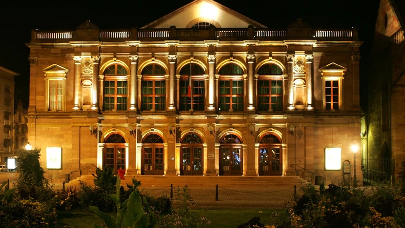Photo de nuit de la façade du Théâtre Municipal de Colmar