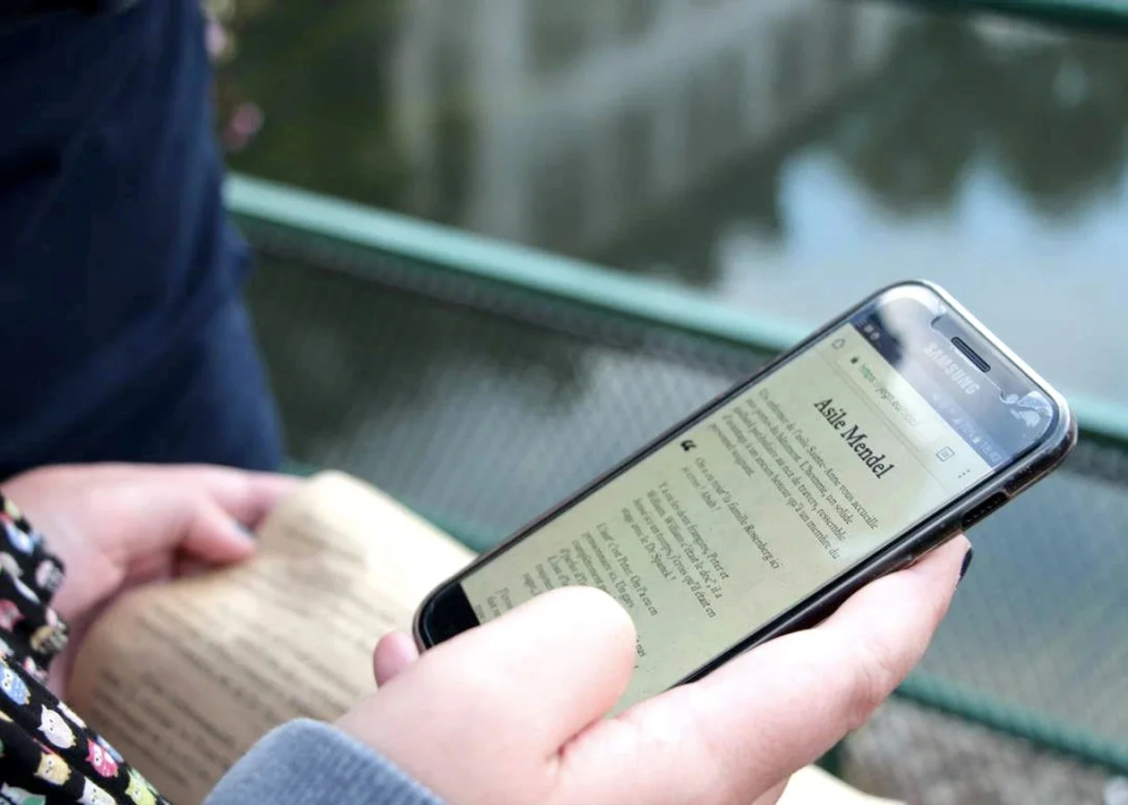Une personne cherchant des indices géolocalisés sur son téléphone