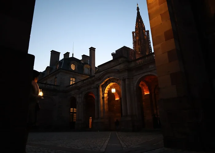 Photo extérieure du musée archéologique et de la cathédrale de Strasbourg de nuit