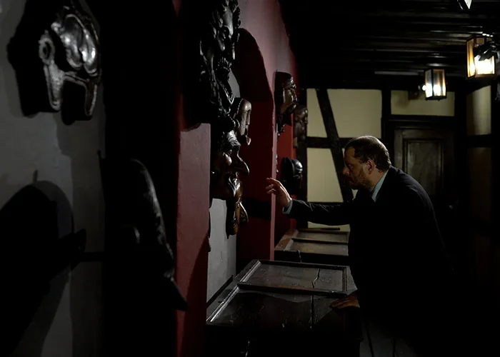 L'inspecteur de l'enquête observe le Masque du diable
